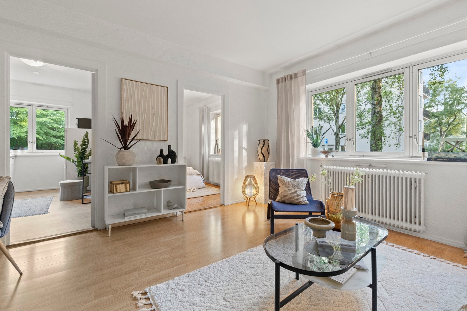 De store vindusflatene gir godt med naturlig lys til rommet. Galleribilde