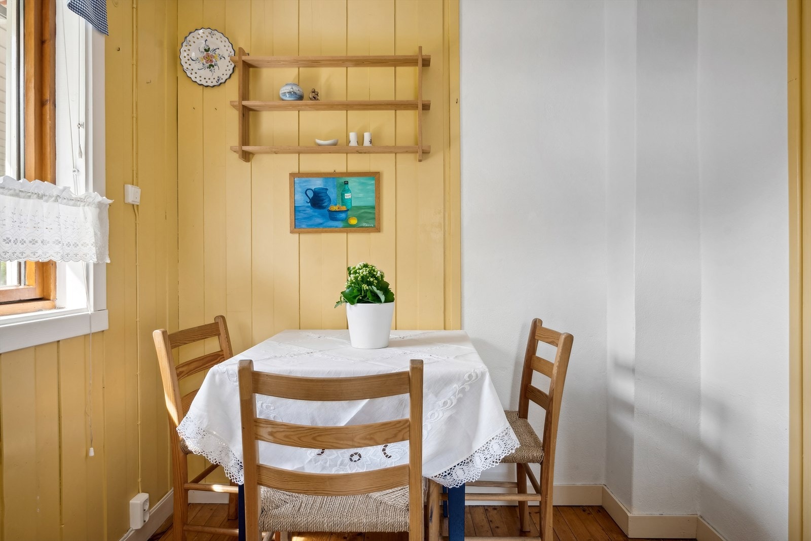 Det er plass til en koselig sittegruppe på kjøkkenet. Galleribilde