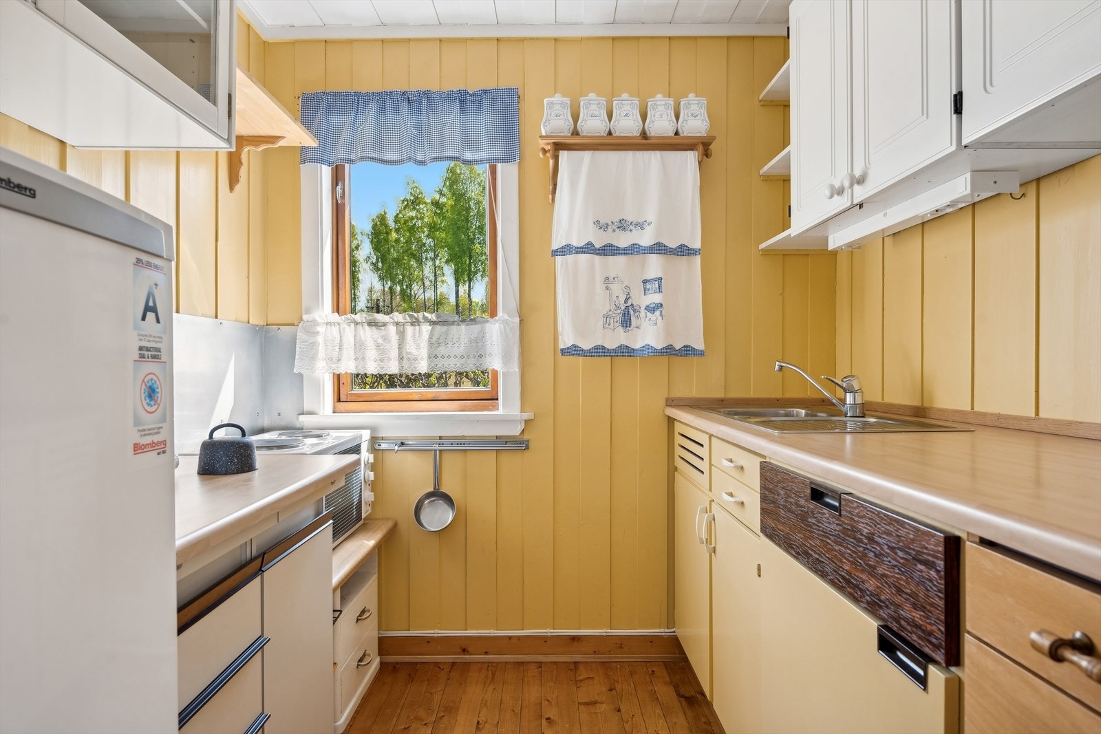 Kjøkken ligger adskilt fra stuen, innredningen er av ukjent alder og består av slette fronter og laminat benkeplate. Galleribilde