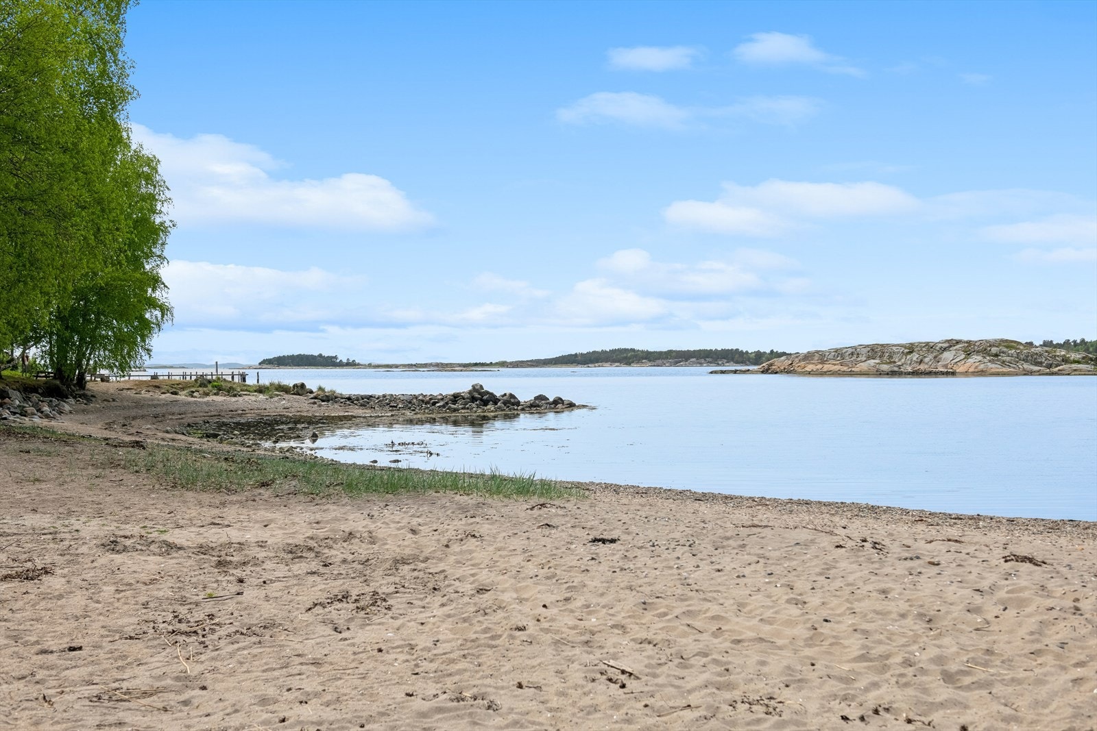 Det er gangavstand til strand fra hytta. Galleribilde