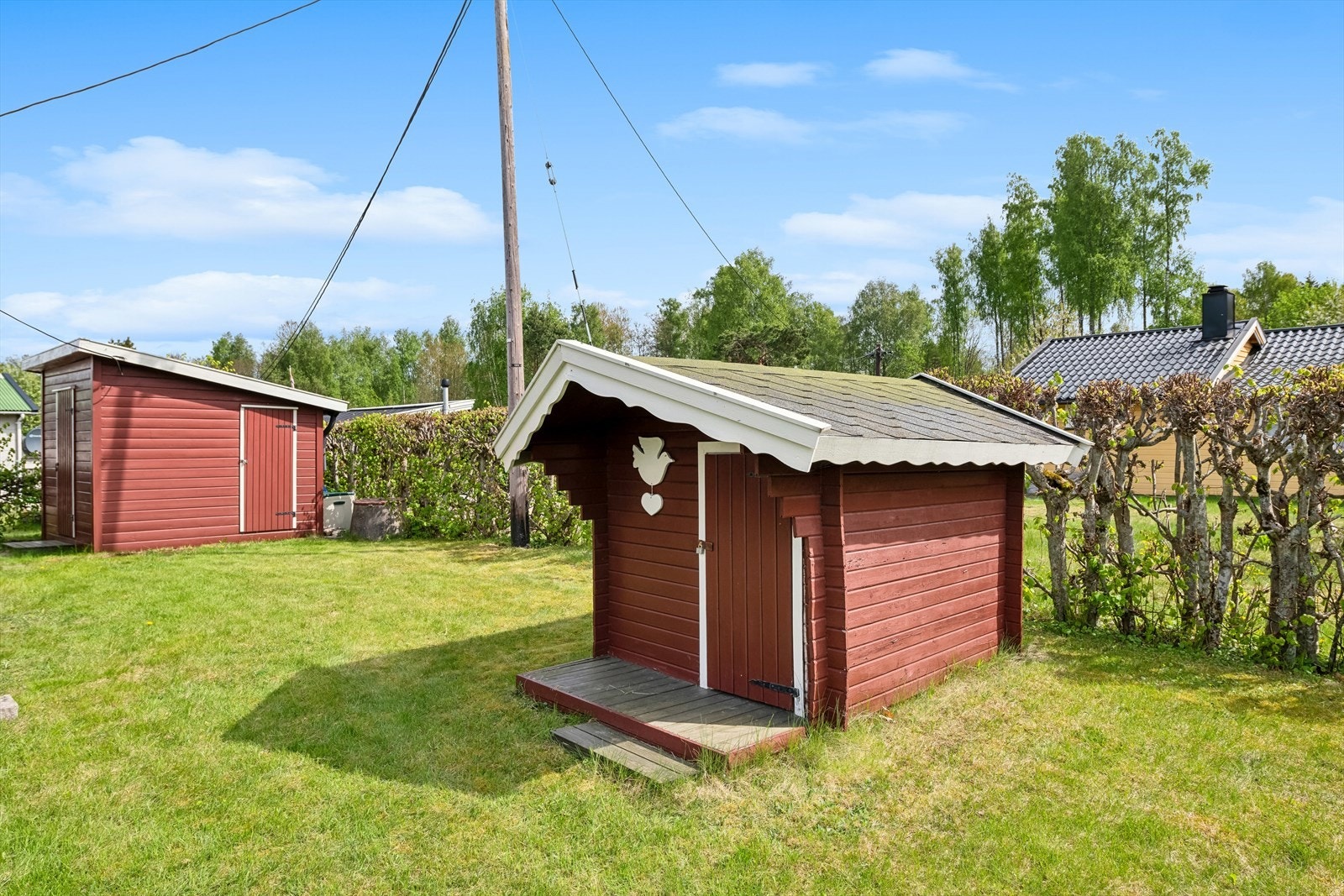 Det er to utvendige boder på eiendommen, perfekt for ytterligere oppbevaring av hageredskaper. Galleribilde