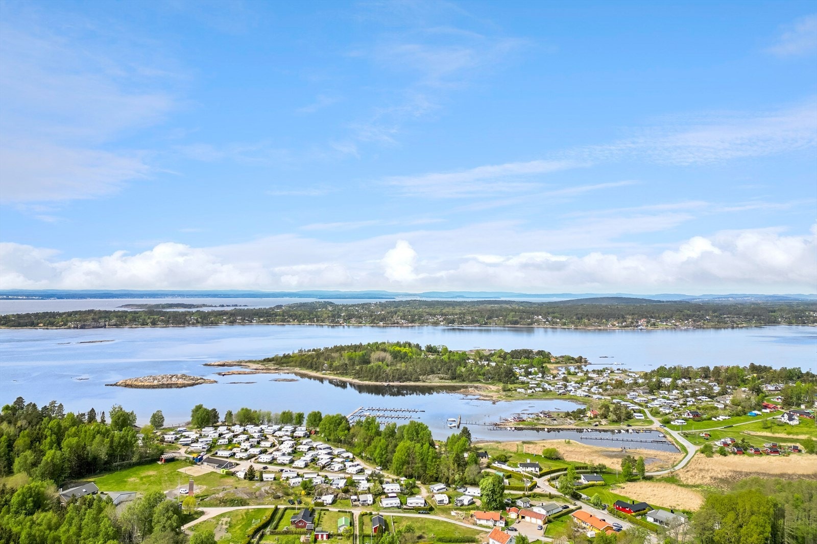 Her vil du trives i naturskjønne omgivelser med en kort spasertur til både strand og sjø. Galleribilde