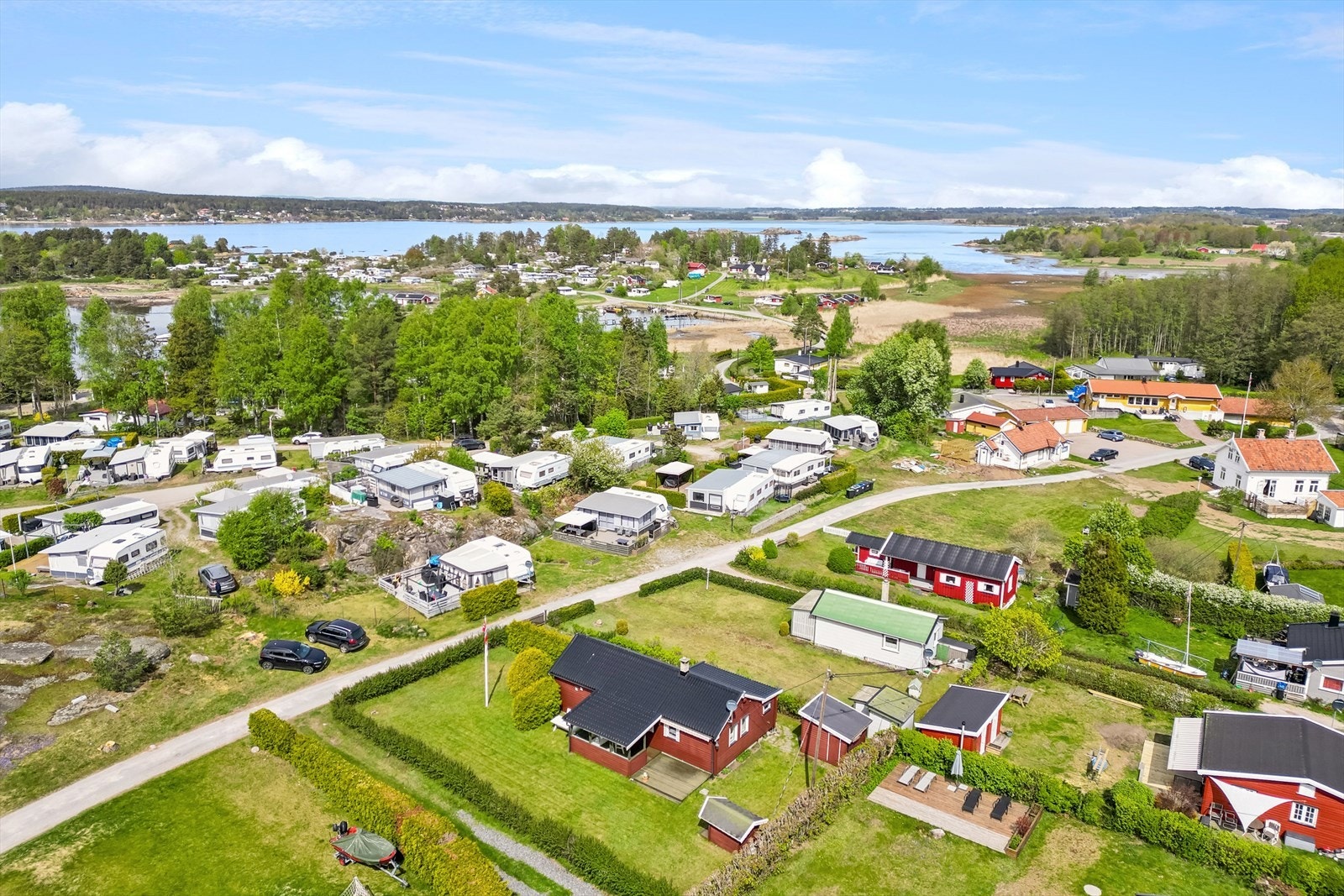 Kort vei til flere offentlige badestrender og til sesongåpen nærbutikk ca. 150 meter unna eiendommen. Galleribilde