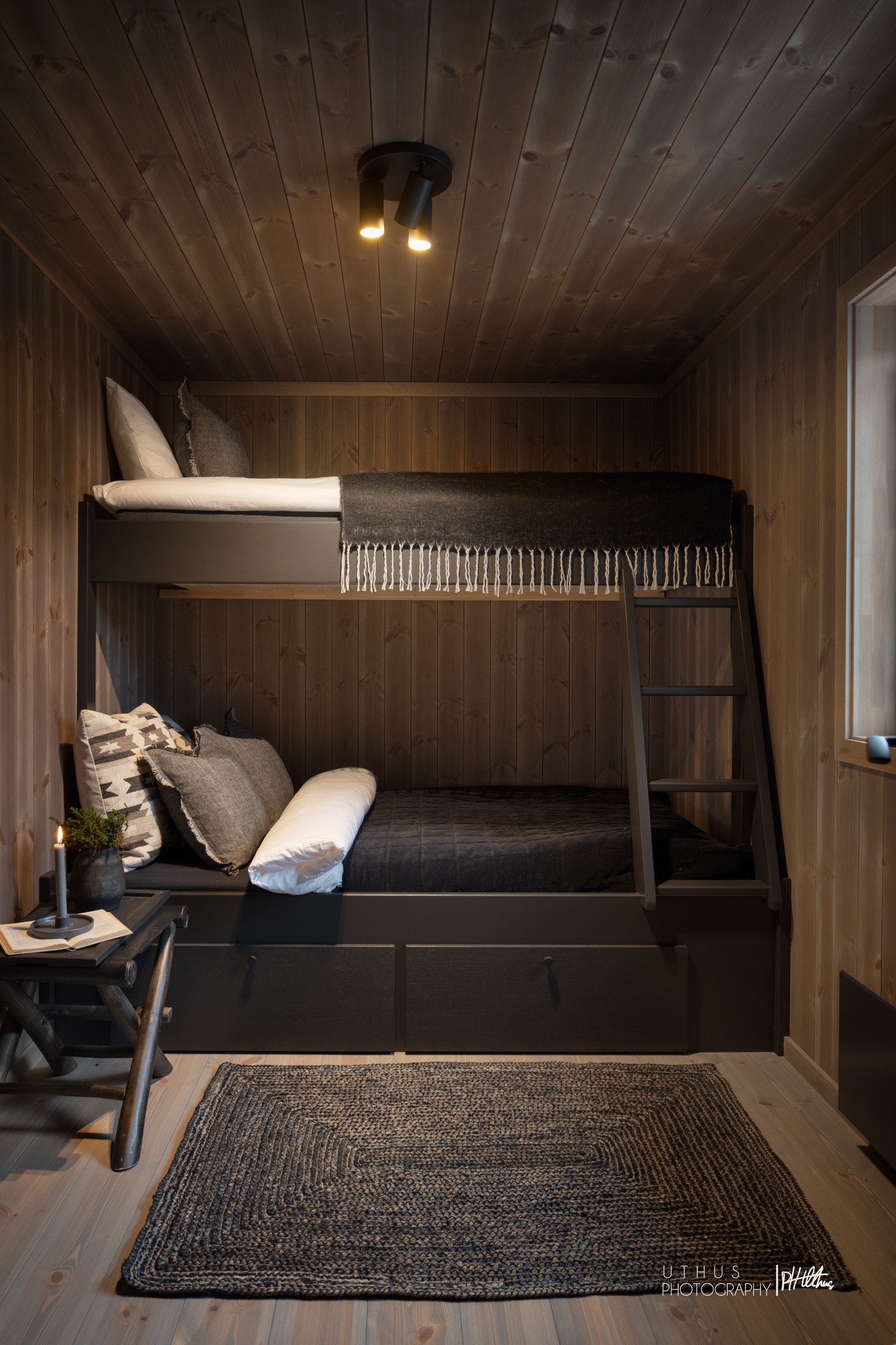 Det er tre soverom i 1. etasje og to rom på hemsen i tillegg til hemsstue Galleribilde