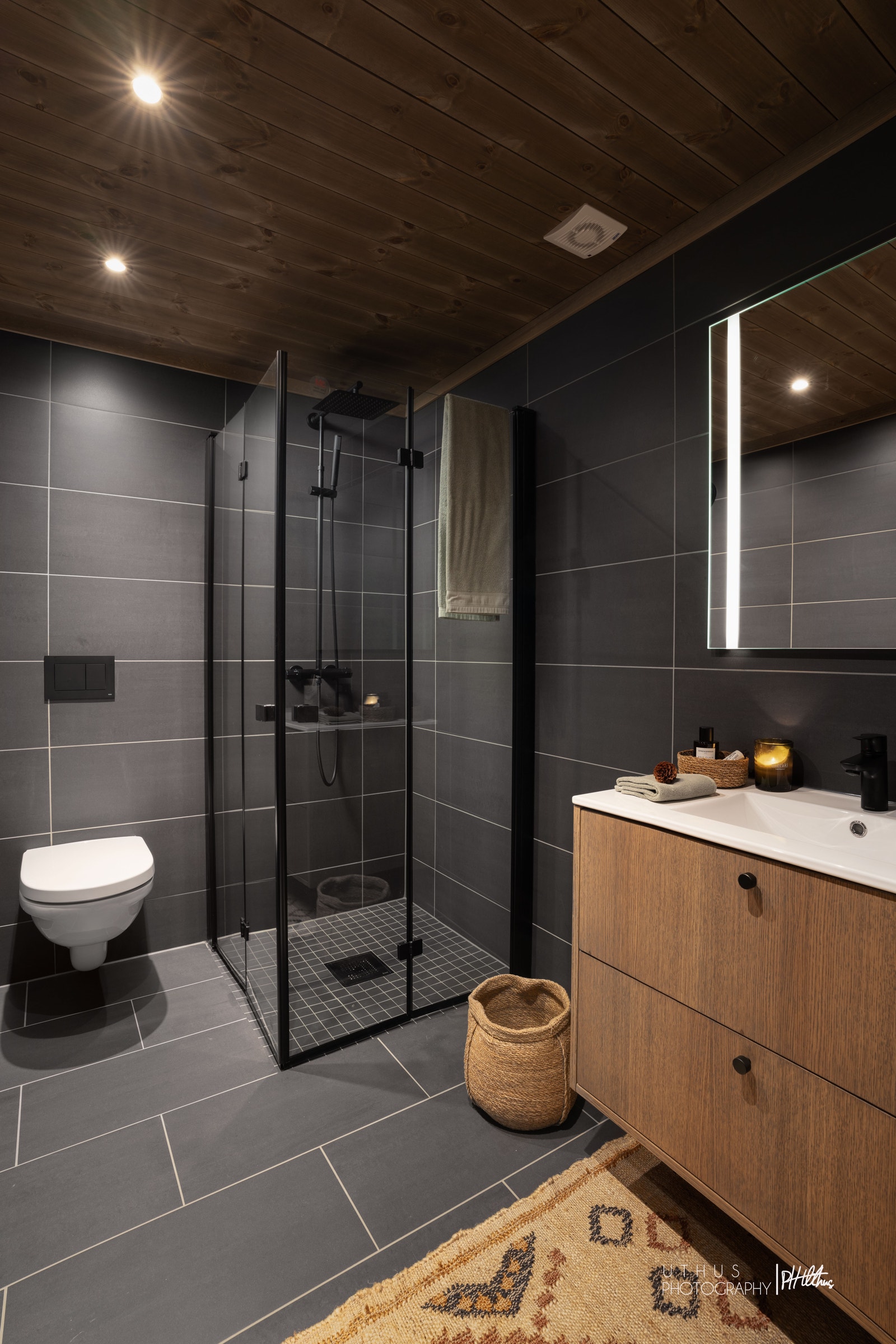 De to badene i hytten er begge flislagte med varmekabler Galleribilde