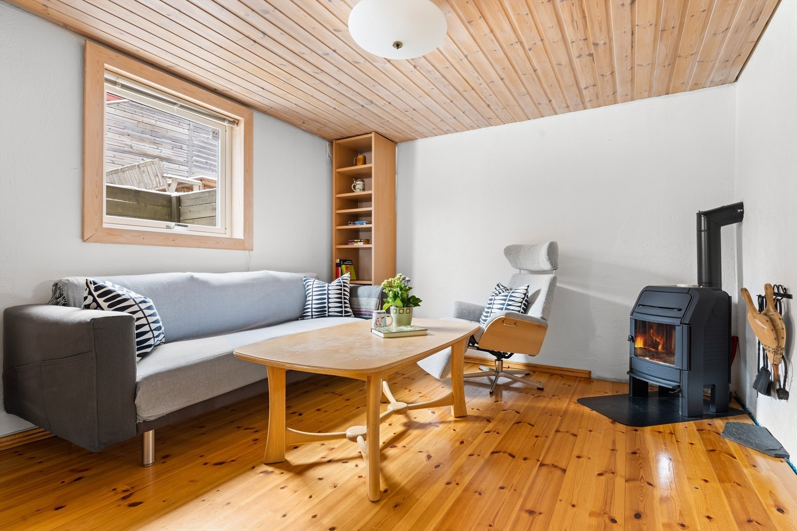 Kjellerstuen er innredet med peisovn Galleribilde