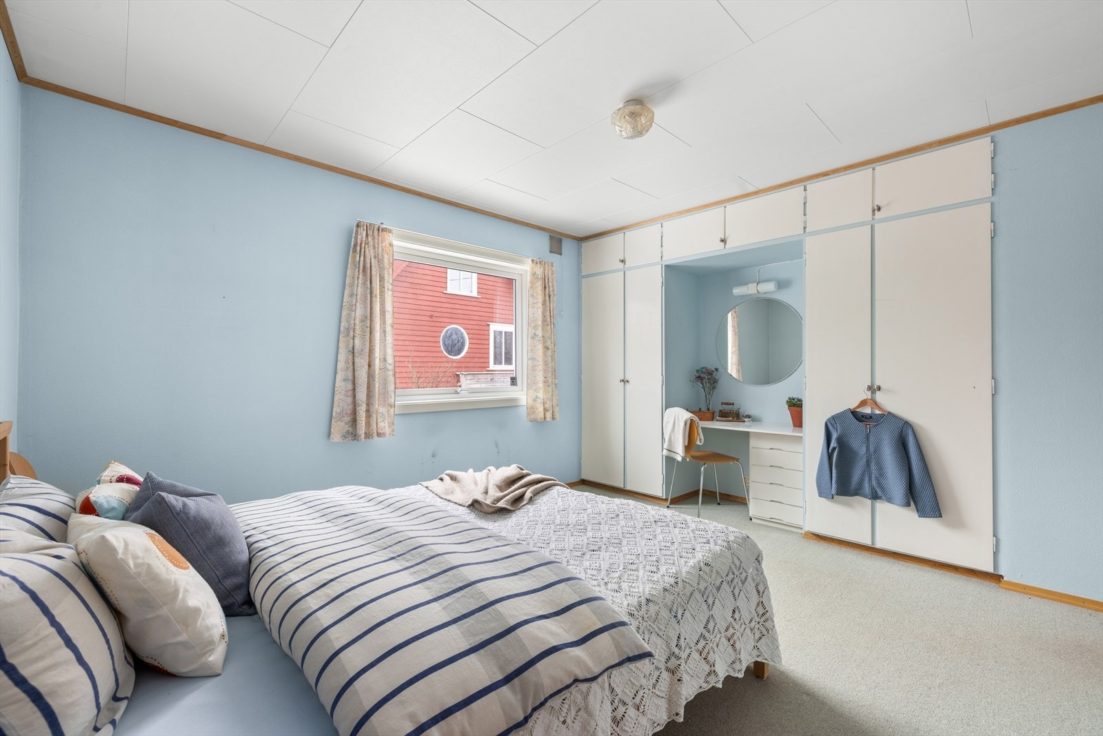 Stor plassbygget garderobeløsning Galleribilde