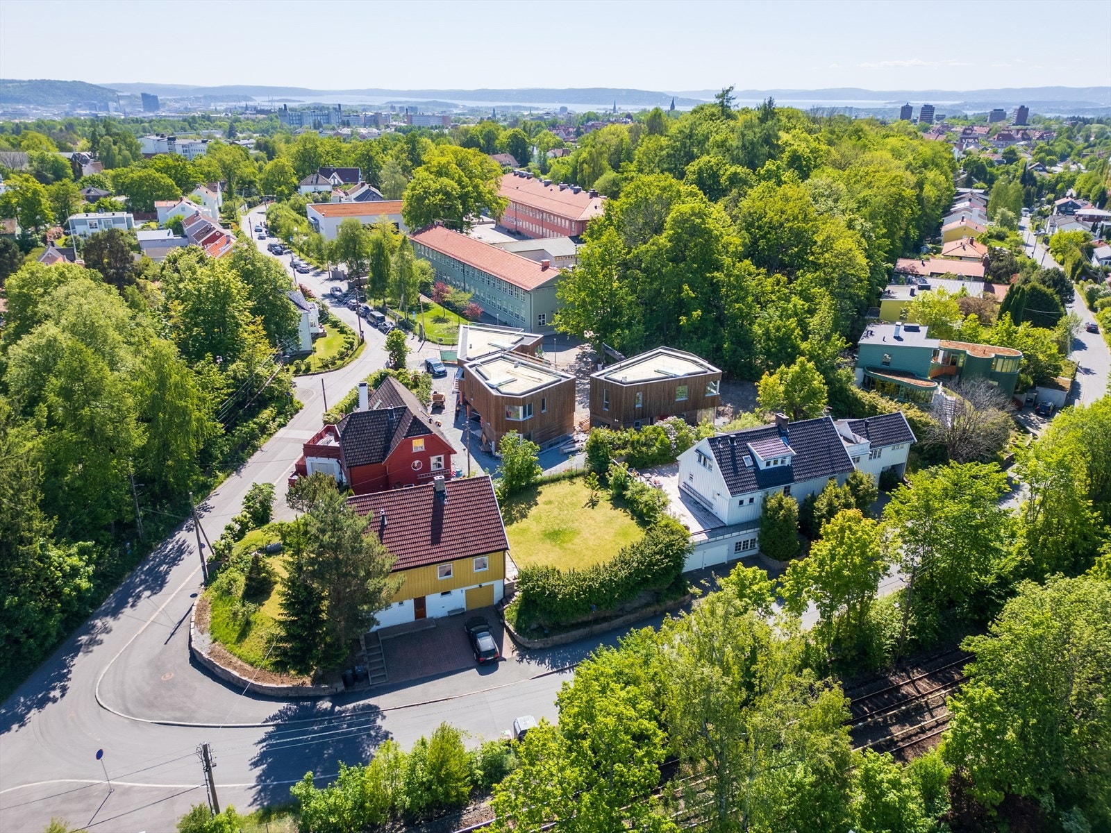 Den dype enkeltgarasjen gir ekstra oppbevaringsplass Galleribilde