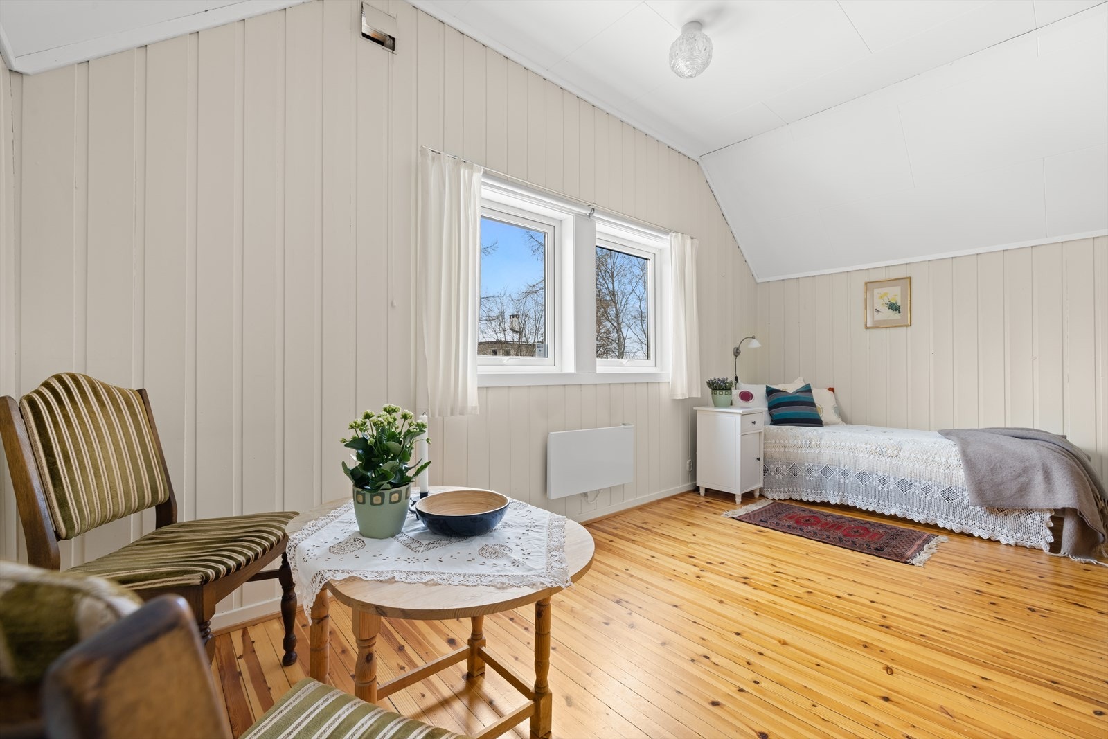 Begge soverommene har mer enn nok plass til dobbeltseng, garderobeløsninger og øvrig møblement Galleribilde