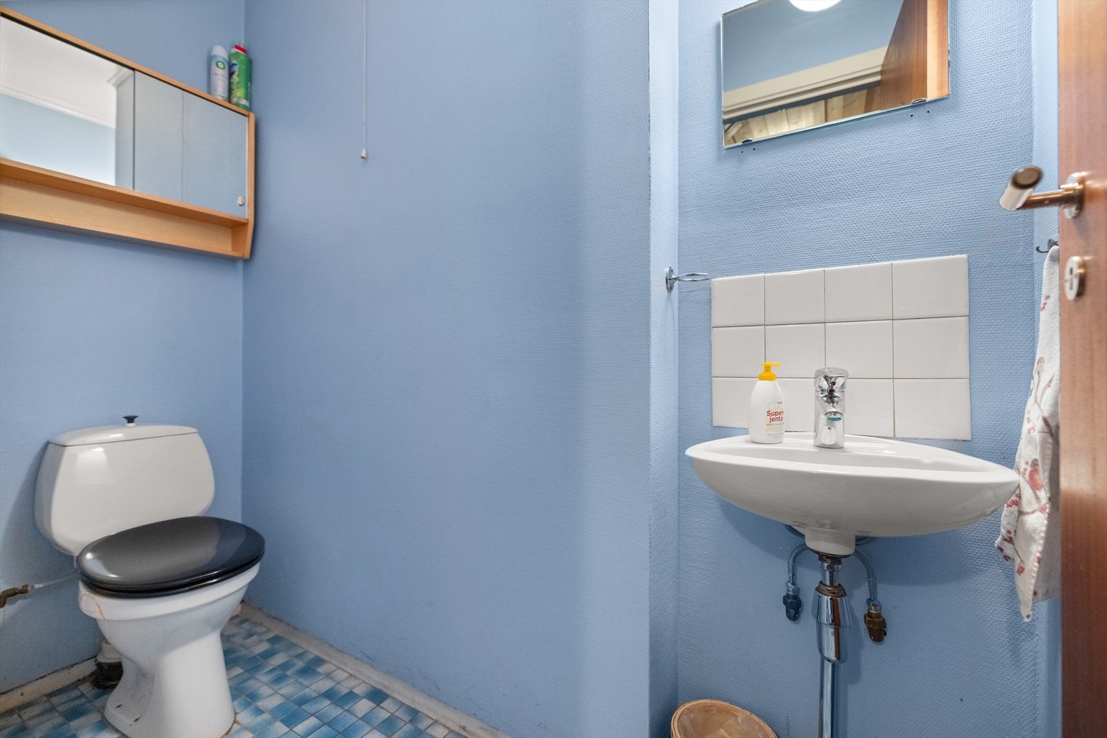 I førsteetasje finnes også et eksternt toalettrom. Fra byggeår Galleribilde