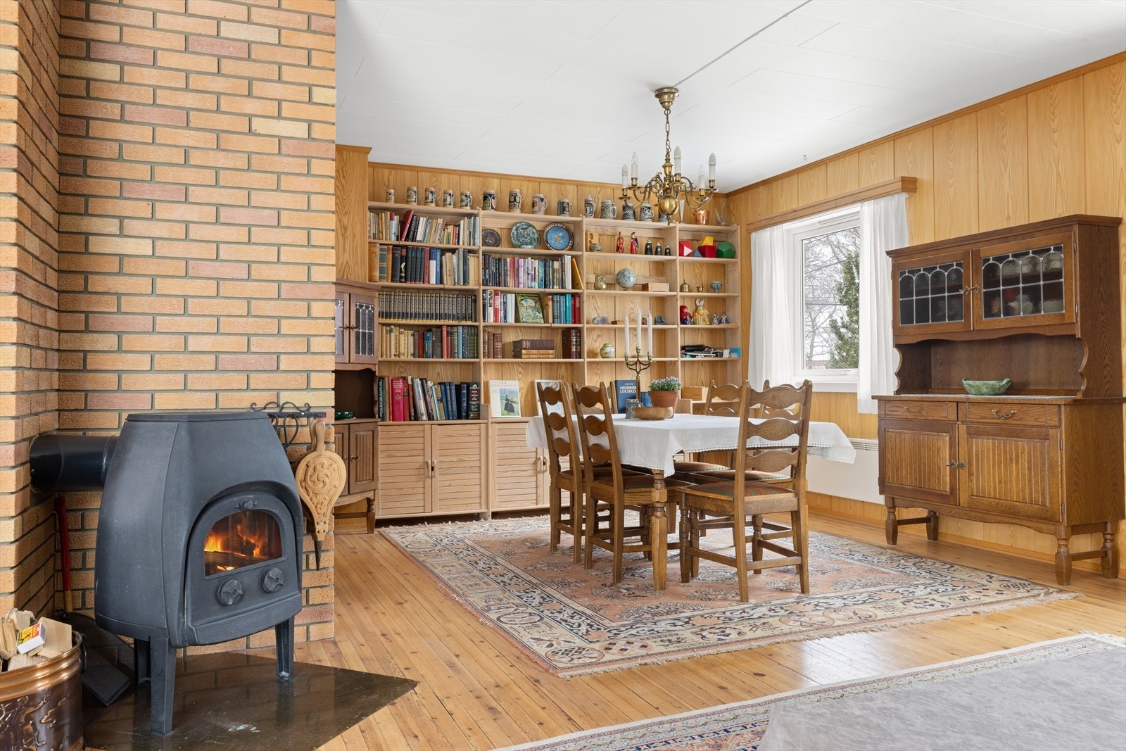 Det er installert peis i stuen Galleribilde