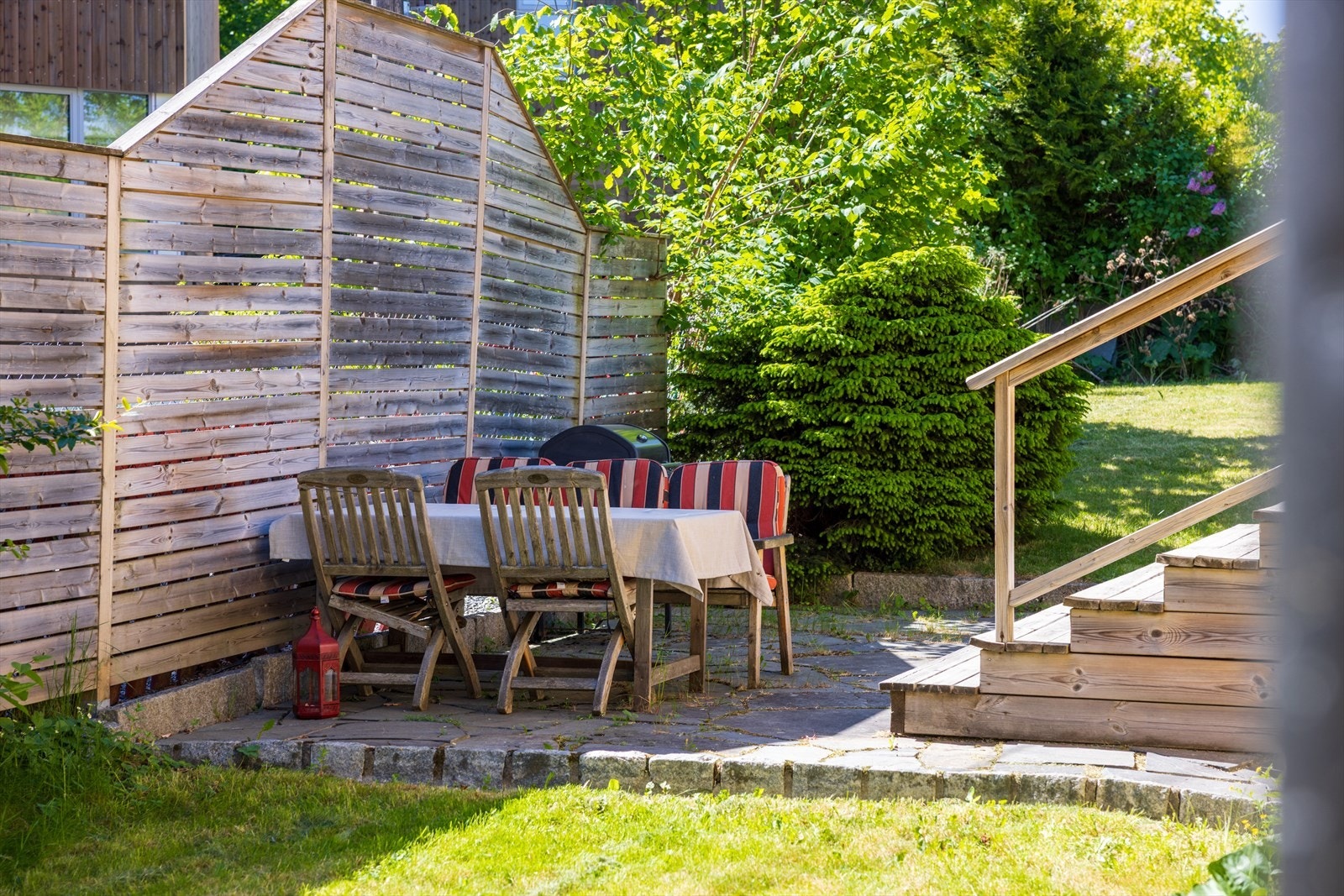 Sørsiden er steinbelagt og passer ypperlig som hagens samlingspunkt Galleribilde