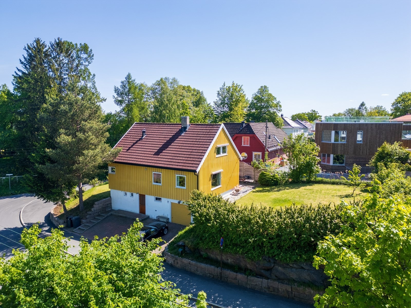 En solrik og romslig tomt som omkranser boligen. Galleribilde