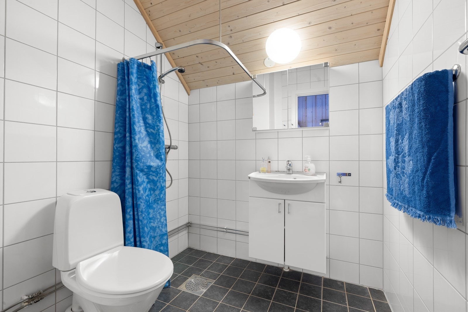 Baderommet i 2. etasje er fra ca 2002 Galleribilde