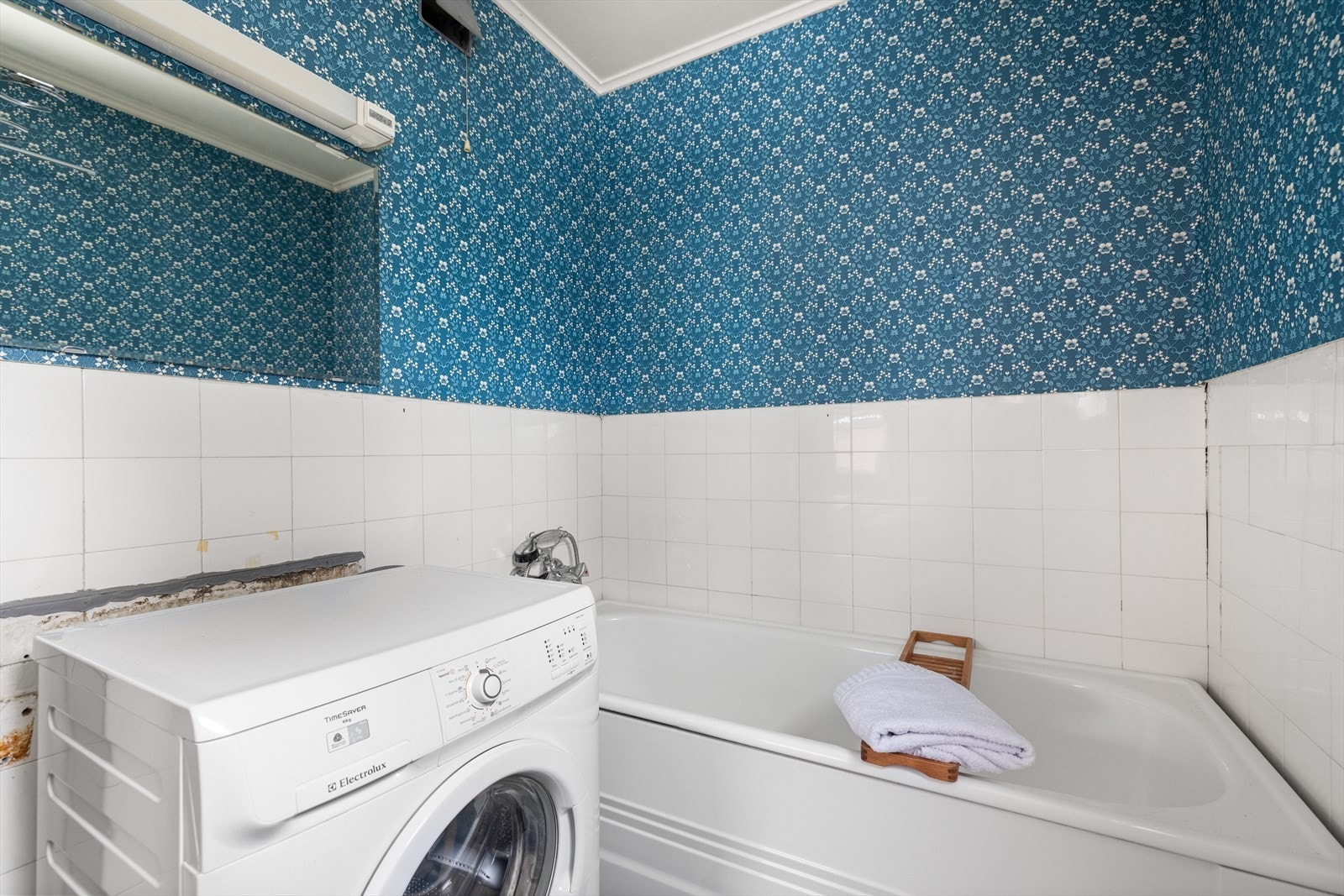 Baderommet, fra byggeår, med opplegg for vaskemaskin ligger i direkte tilknytning til soverommet Galleribilde