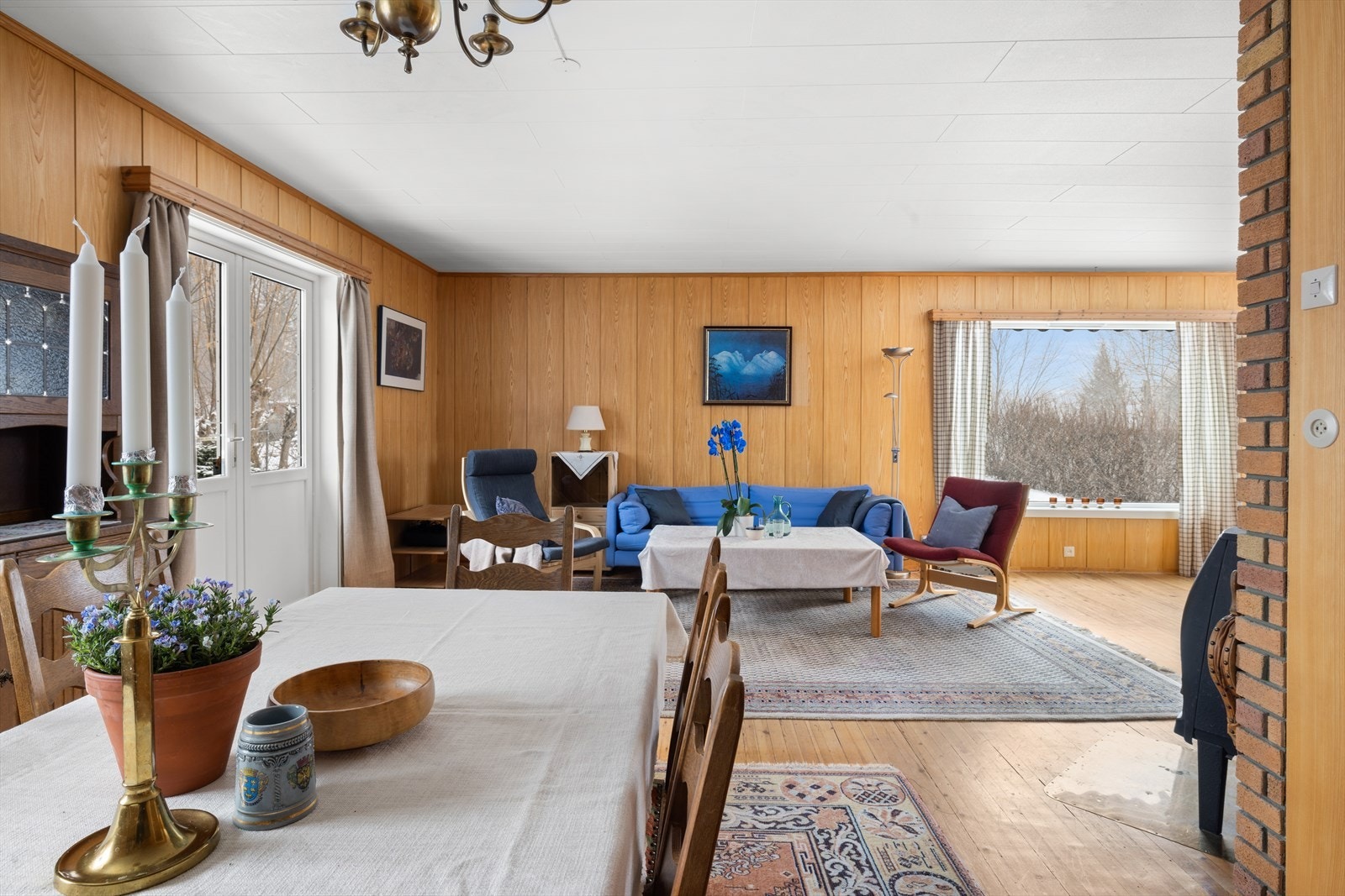 Stuen får lysinnslipp fra 3 sider. Sør, vest og nord Galleribilde