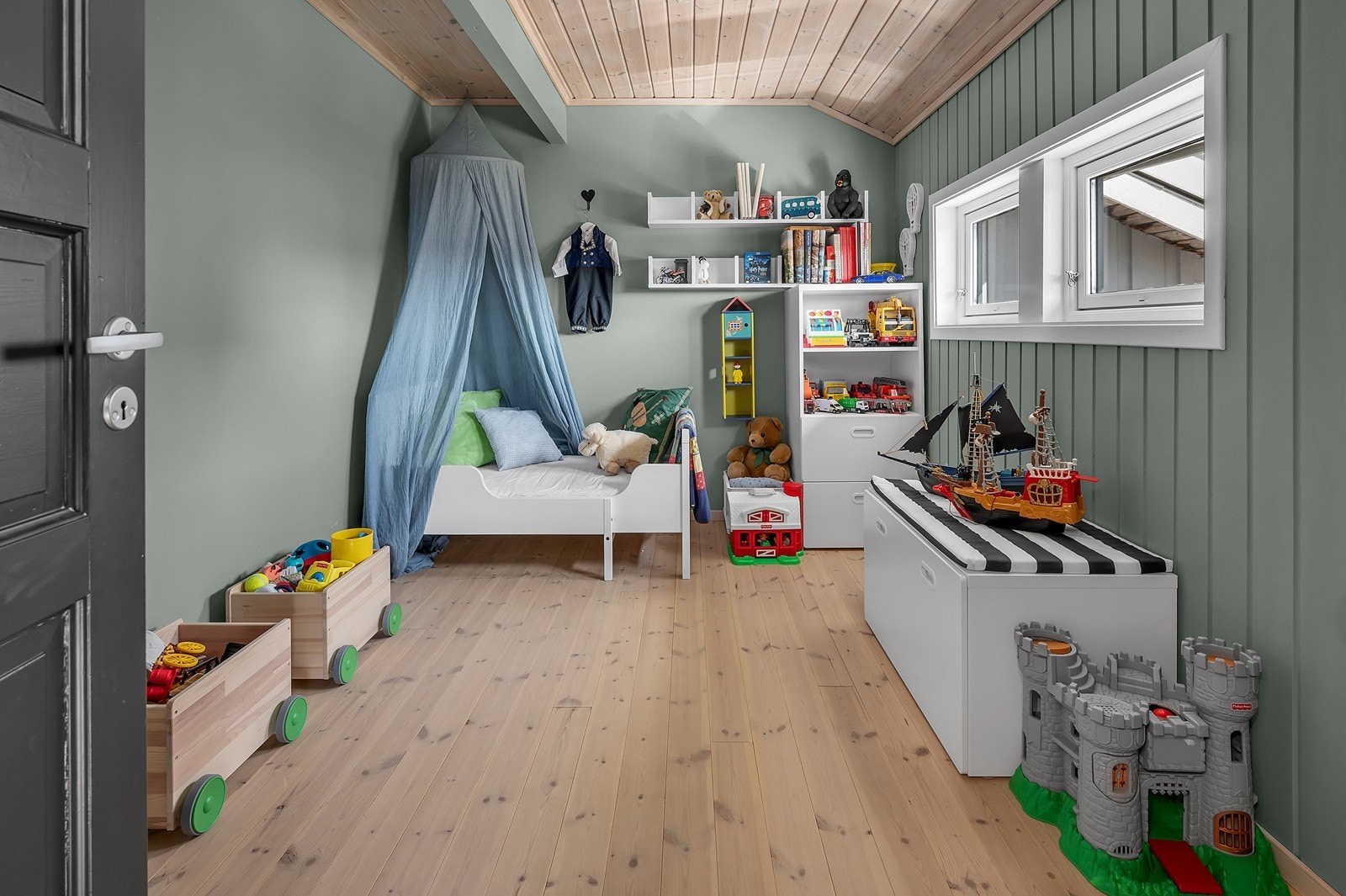 Soverom 2 er perfekt som barnerom/hjemmekontor Galleribilde