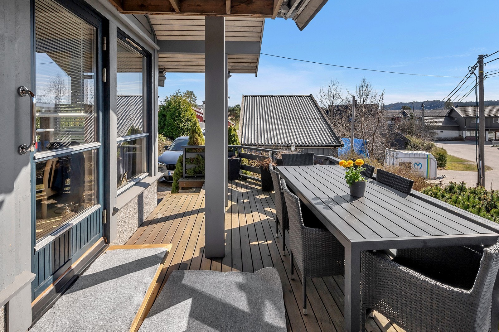 Fra stuen er det utgang til en delvis overbygget terrasse Galleribilde