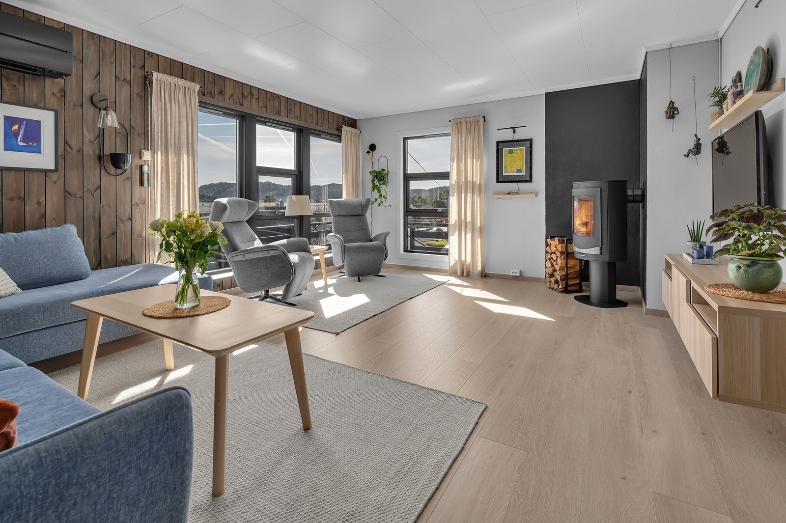 God plass til sofagruppe, lenestoler og TV Galleribilde