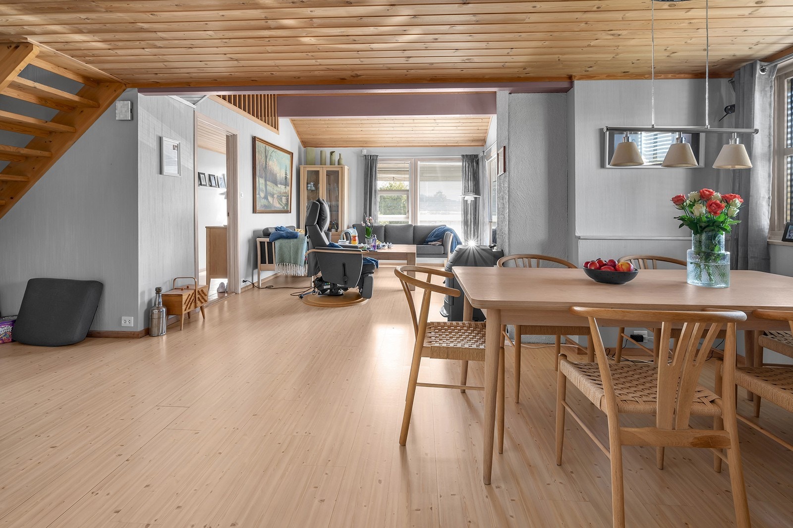 Det er plass til sofagruppe og spisebord i hver sin sone Galleribilde