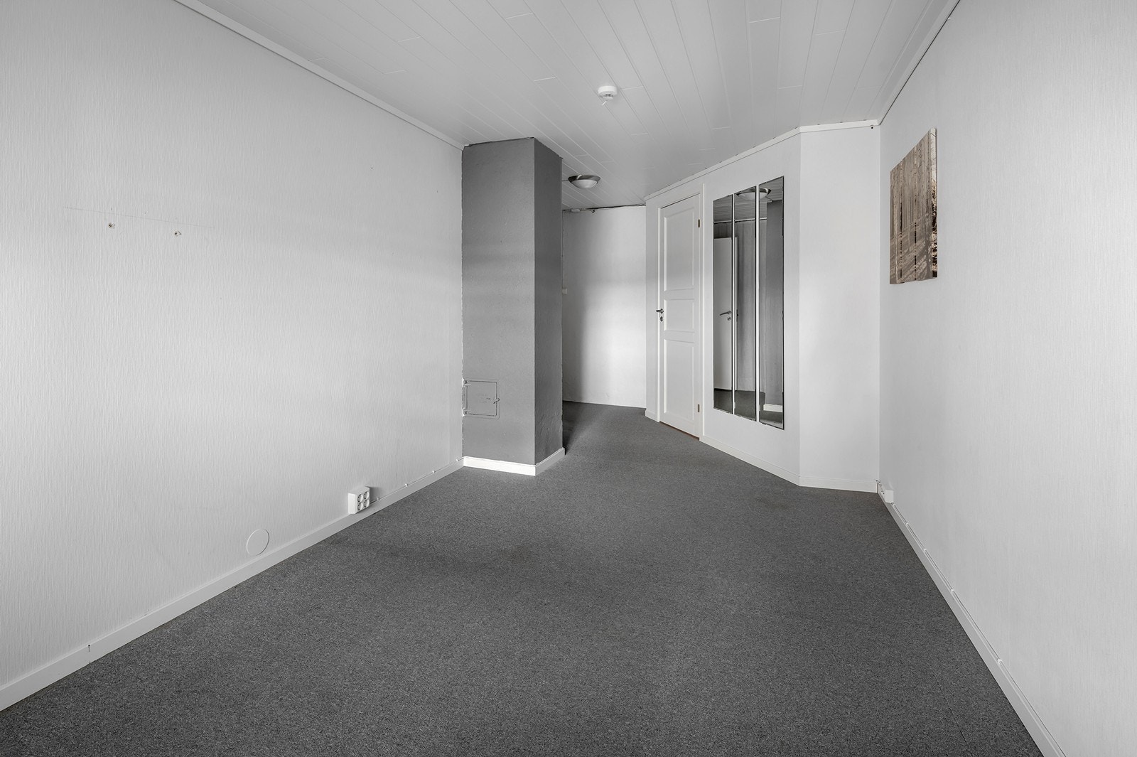Soverom 5 med vegg-til-vegg teppe Galleribilde