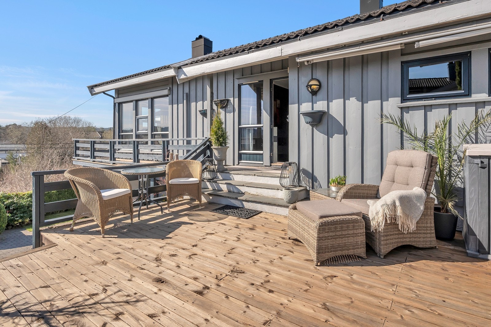Fra trappegangen er det utgang til en hyggelig terrasse Galleribilde
