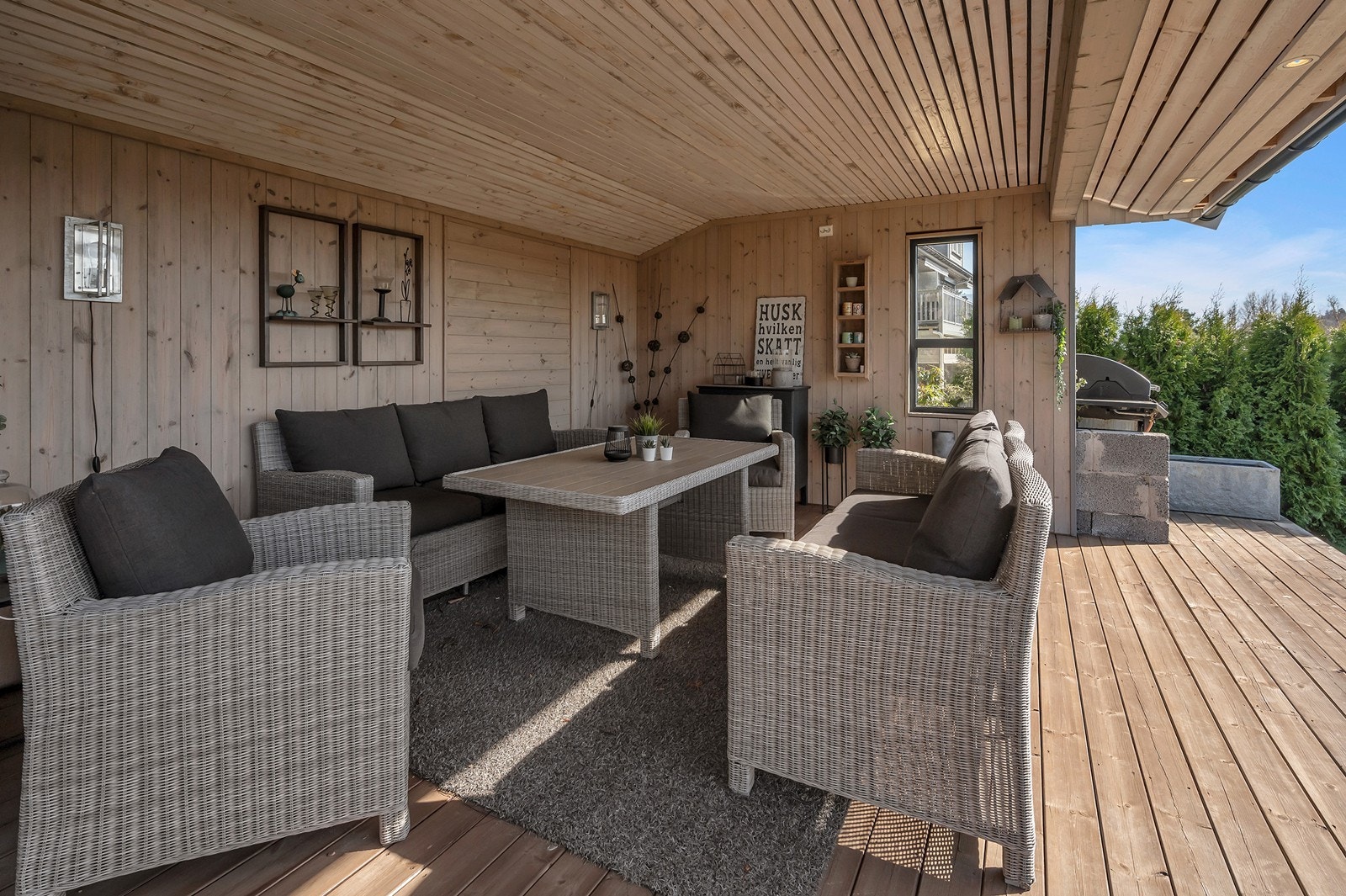 Her er det god plass til sittegruppe og det er laget plass til grill Galleribilde