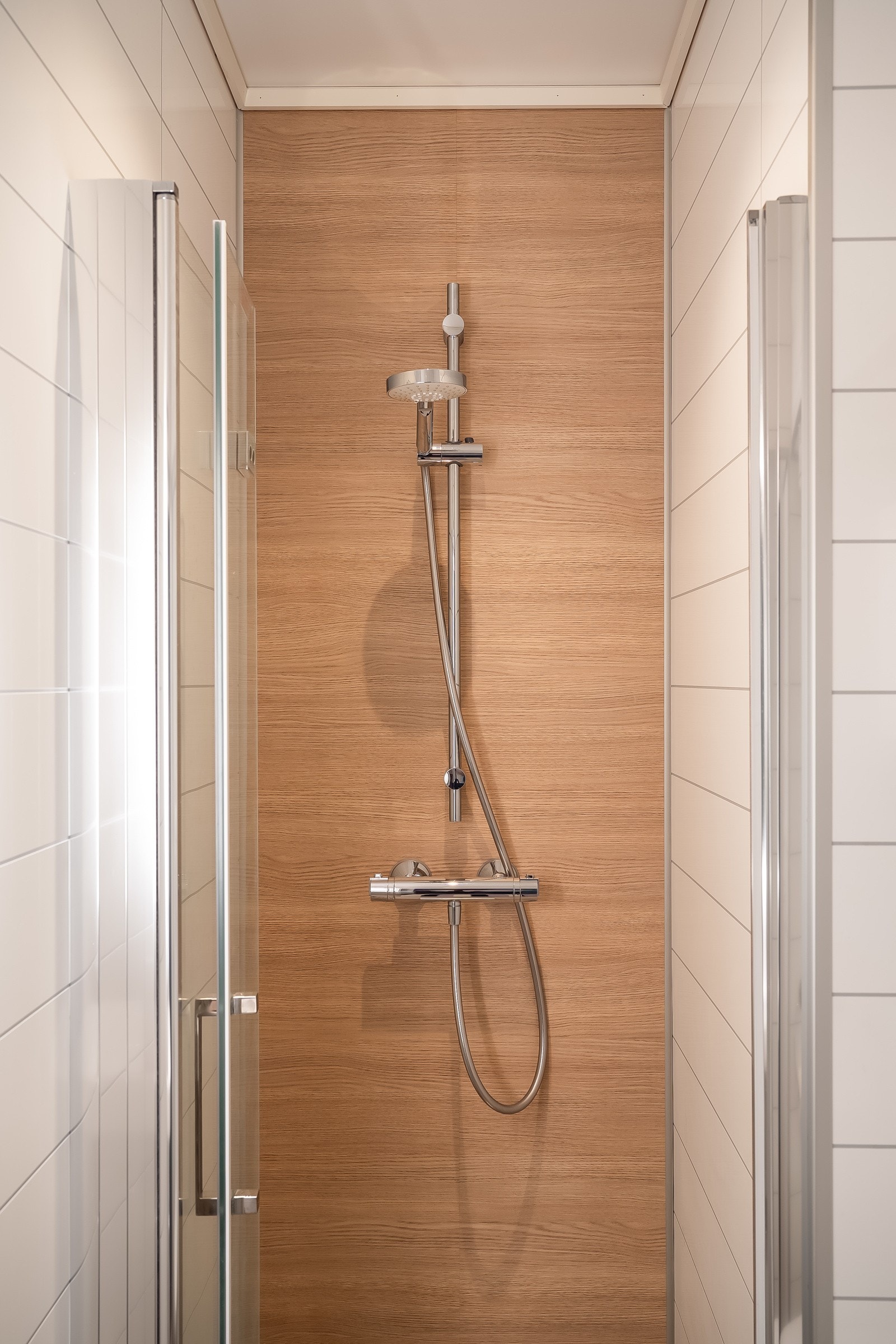 Badet har behagelig oppvarming via varmekabler i gulv og fremstår med en moderne, pen standard. Galleribilde