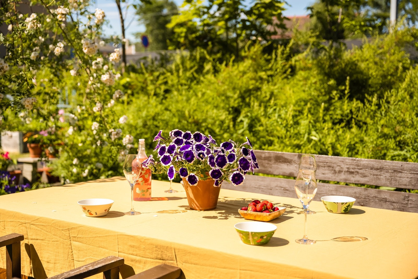 Man er en kort sykkeltur unna badeplasser på Lade, særlig Korsvika, samt fine turmuligheter langs Ladestien. Galleribilde