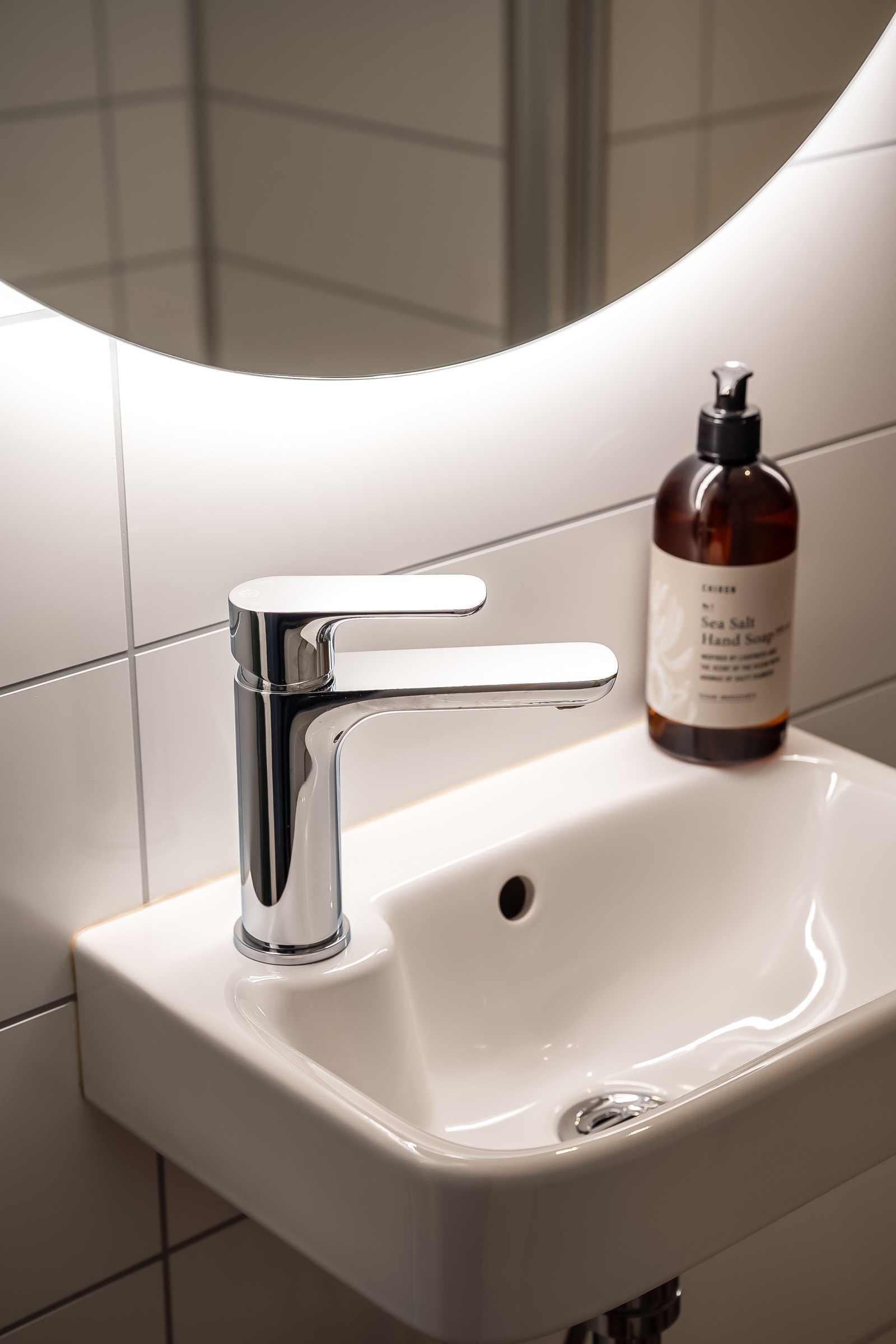 Av utstyr har man dusjdør inn til dusj, servant og vegghengt toalett. Tilstandsgrad 1 er gitt av takstmann. Galleribilde