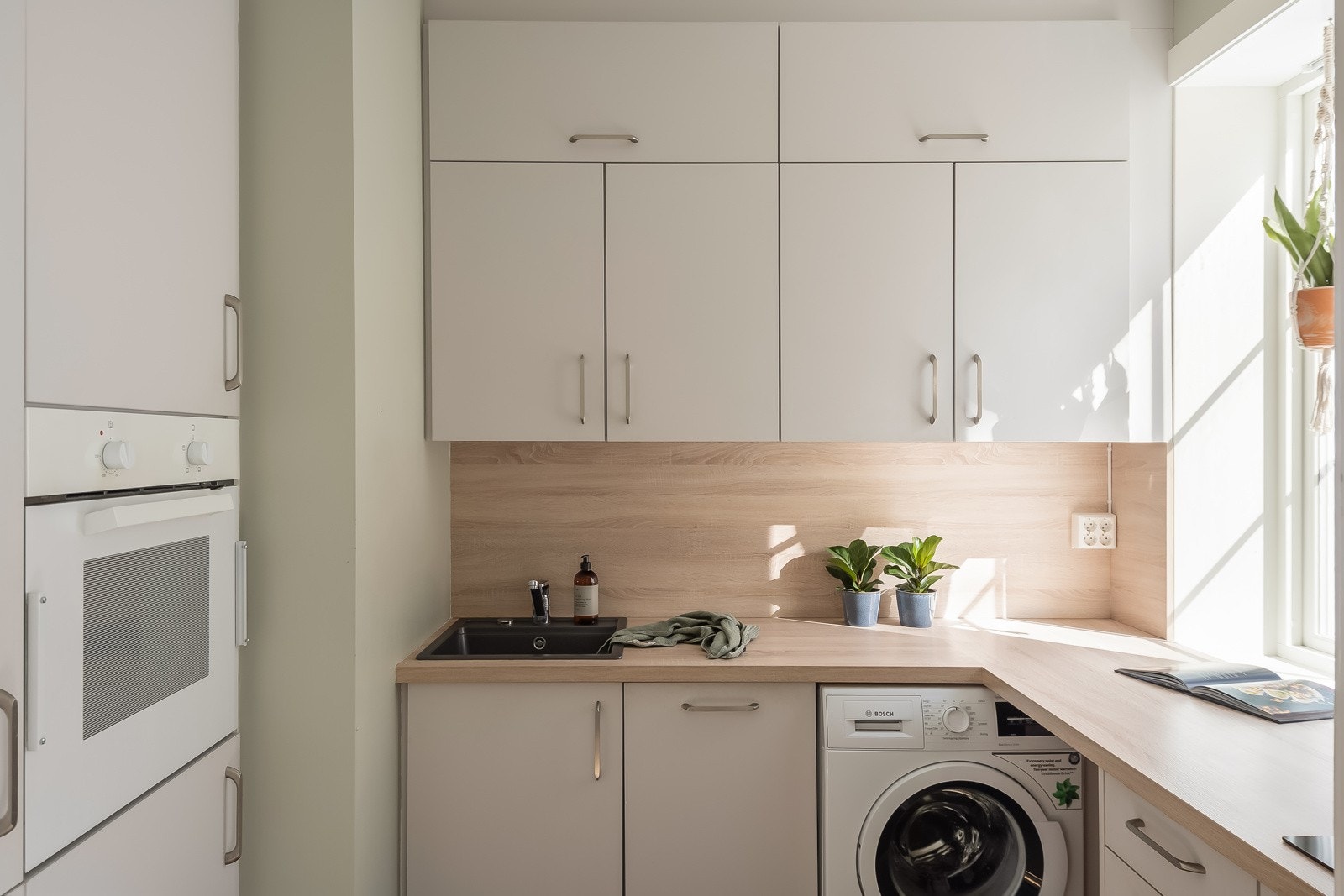 Også på kjøkkenet har man dype vindusposter som gir et fantastisk lys. Galleribilde