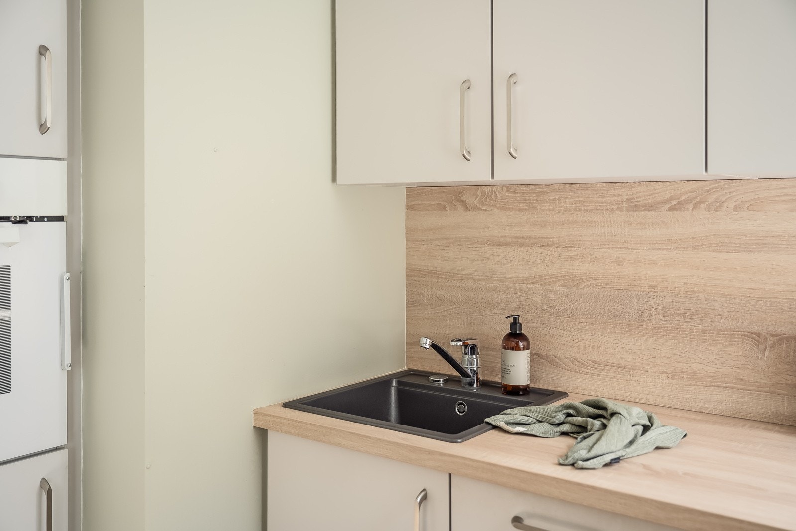 Kjøkkenet ble pusset opp i 2020. Det er samtidig etablert eget opplegg for vaskemaskin på kjøkkenet. Galleribilde