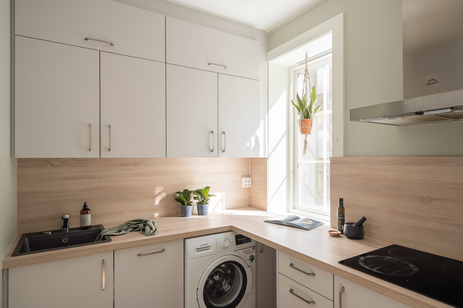 Nydelig, avdelt kjøkken på 5 kvm med god benkeplass, samt lagringsplass i over- og underskap. Galleribilde