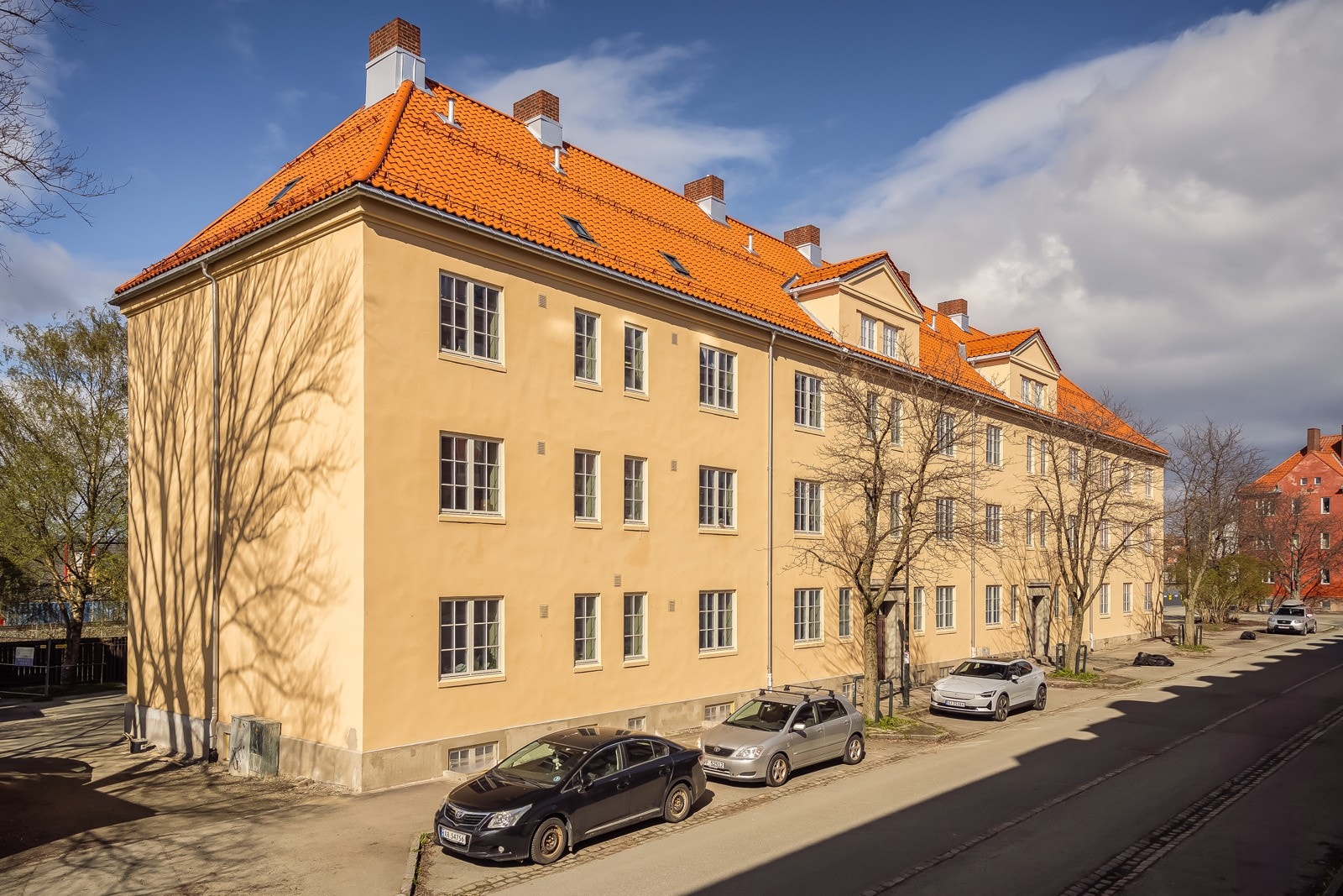 I 2024-2025 har borettslaget gjennomgått fasaderehabilitering. Alle fasader har blitt sandblåst, fått ny murpuss og blitt malt på nytt. I tillegg er det lagt nytt tak. Alle vindu og utvendige dører er byttet. Prosjektet anslås ferdig sommeren 2025. Galleribilde