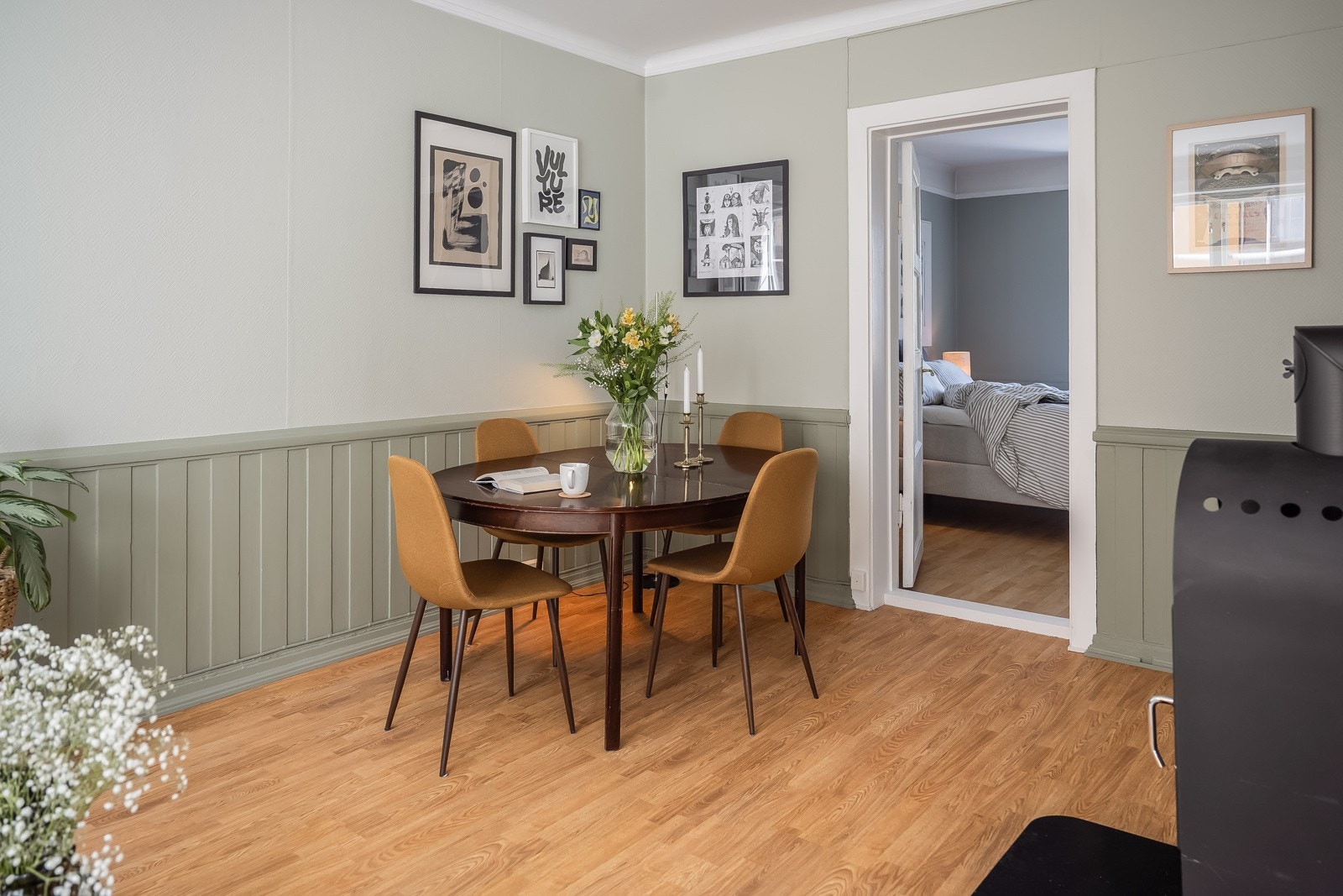 Stuen måler 16 kvm og har bra med plass for en trivelig spiseseksjon og sofaløsning. Galleribilde