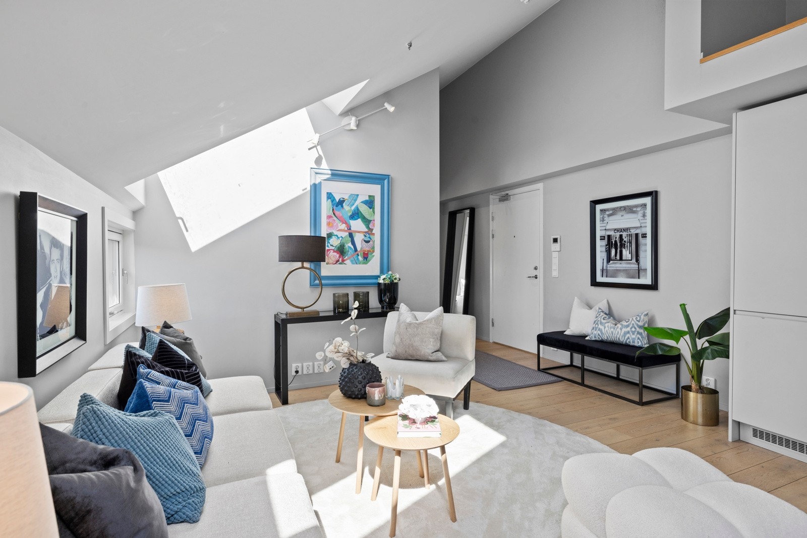 Stor og luftig stue med god plass til sofagruppe og ønsket møblement. Galleribilde