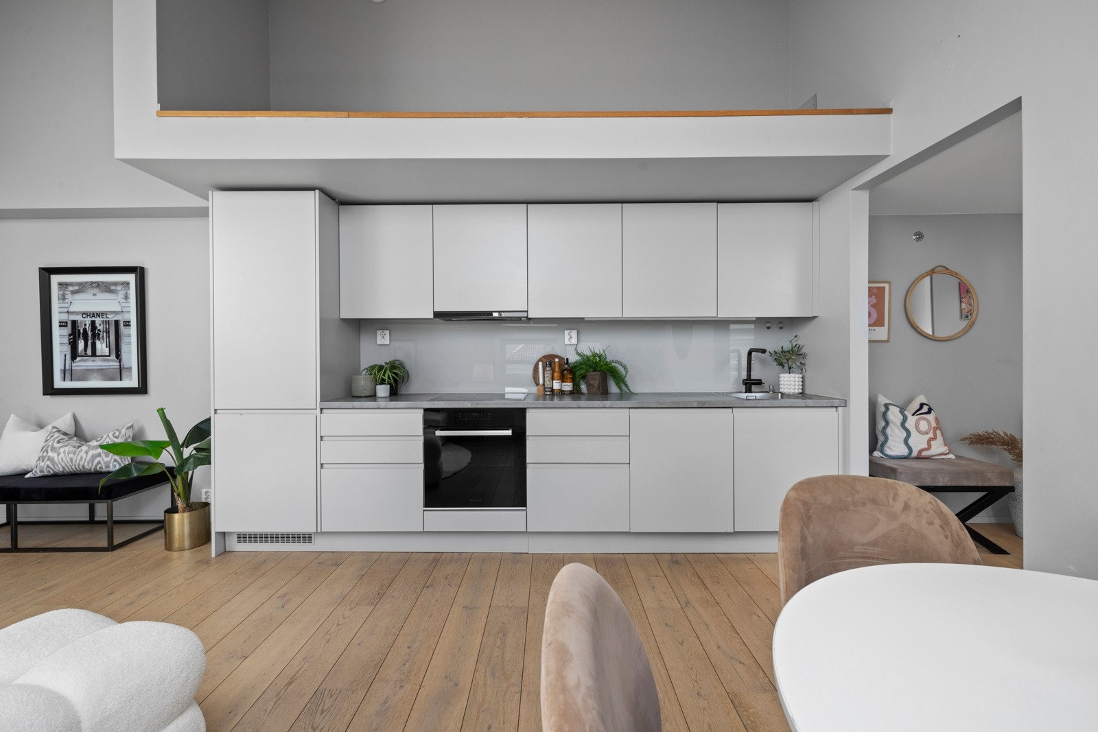 Innbydende, pent kjøkken fra 2019 med åpen løsning mot stuen Galleribilde