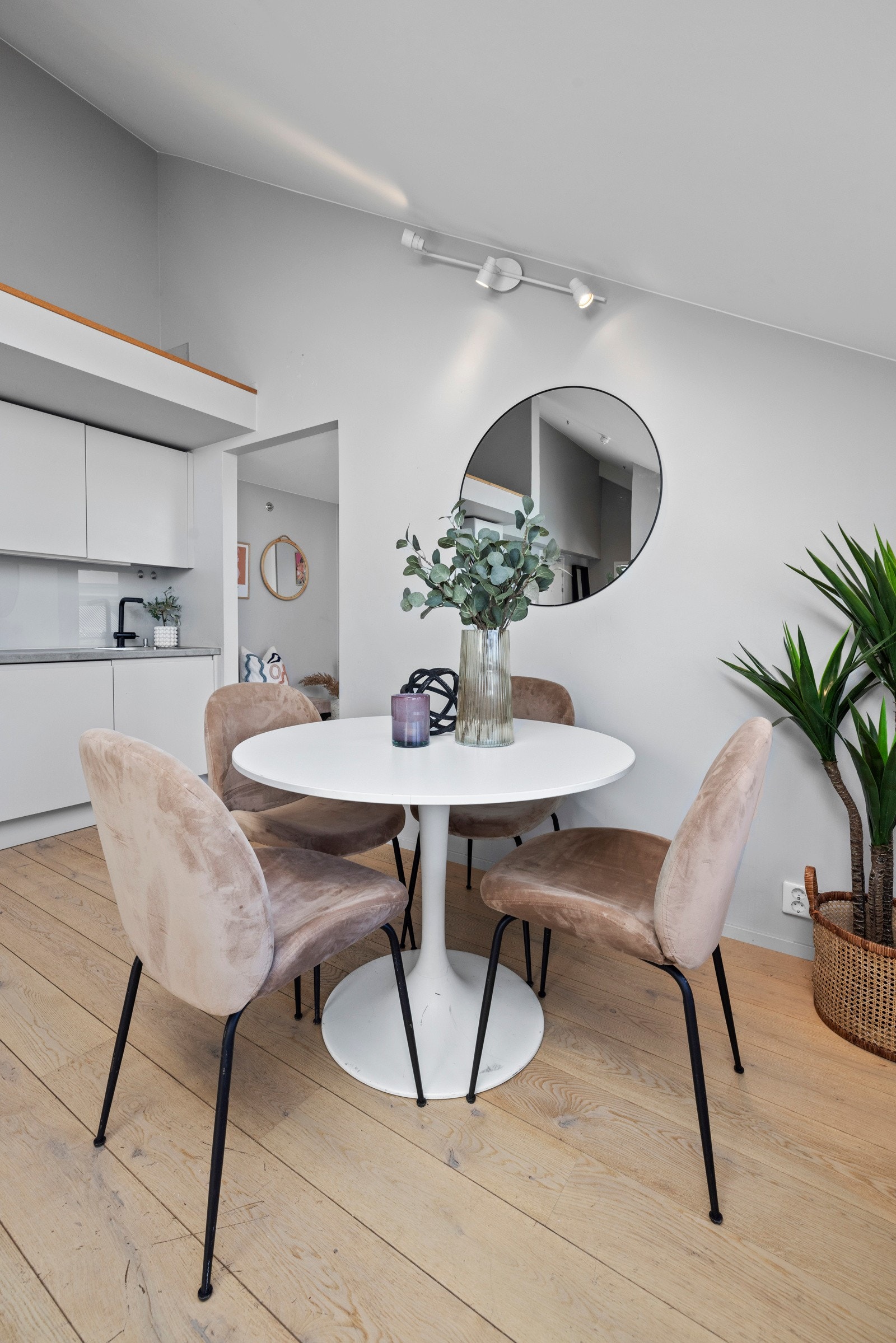 I rommet er det god plass til en hyggelig spisesone. Galleribilde