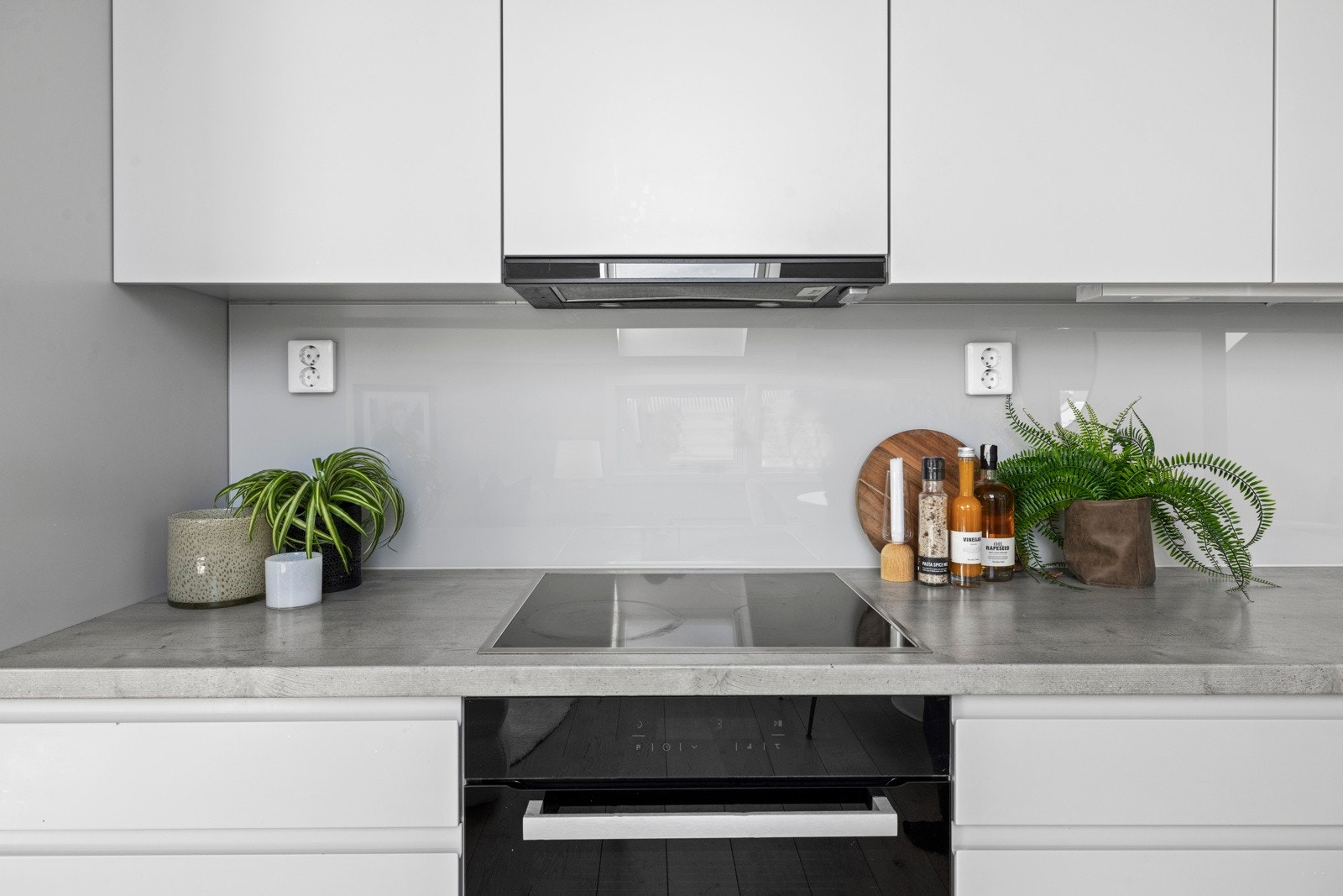 I himling over kjøkkensonen er det downlights, som sammen med benkebelysning gir bra arbeidslys. Galleribilde