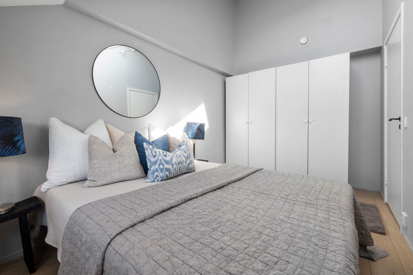 Soverommet er innredet med garderobeskap langs den ene veggen med god plass til klær og annen oppbevaring. Galleribilde