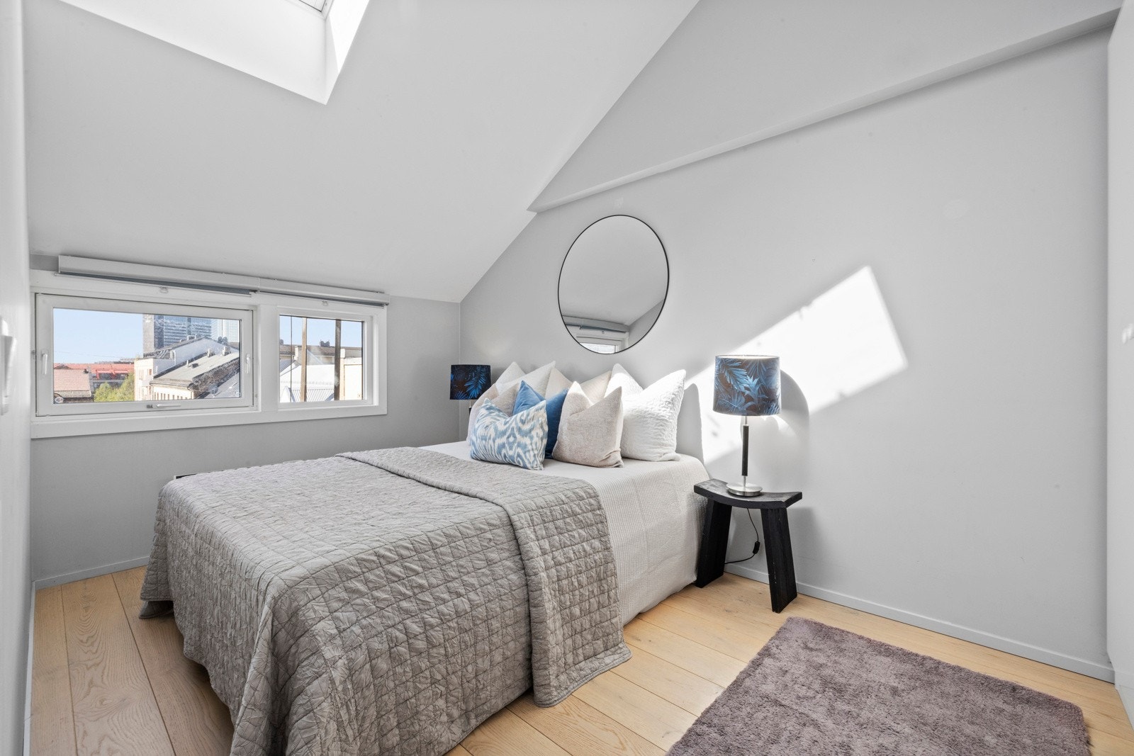 Rommet har rikelig med lysinnslipp som skaper en hyggelig atmorsfære. Galleribilde