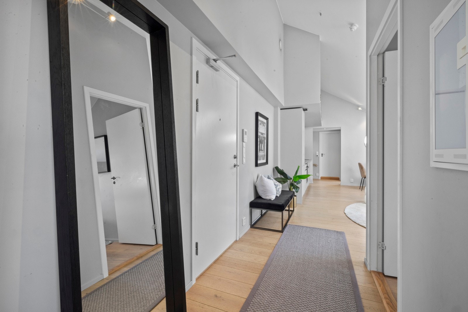 Det er heisadkomst opp til leilighetsplan, og innvendig blir du møtt av en innbydende entré som ønsker deg velkommen inn. Galleribilde