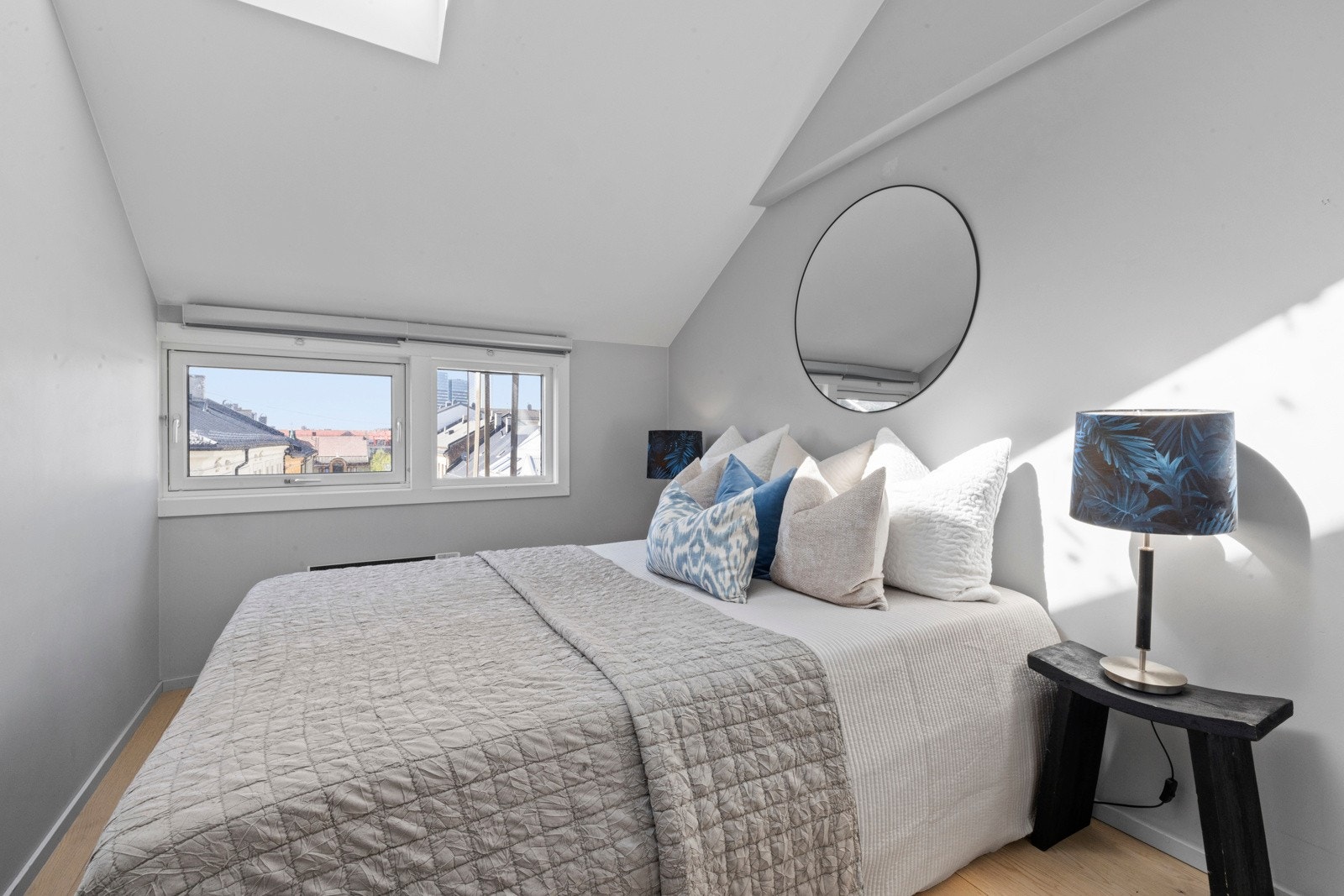 Soverommet er romslig med god plass til dobbeltseng og nattbord. Galleribilde