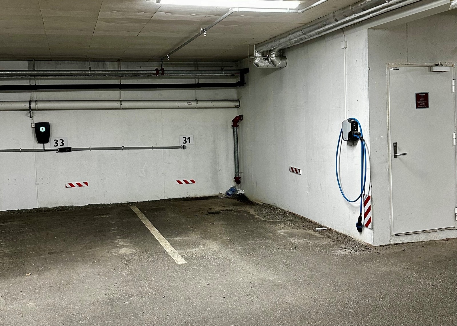 Garasjeplass med elbil-lader. Galleribilde