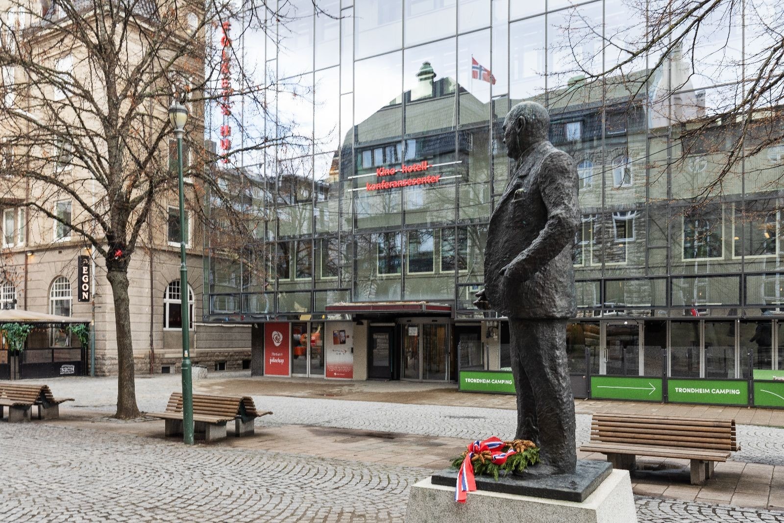 Bussholdeplass nesten rett utenfor døren Galleribilde