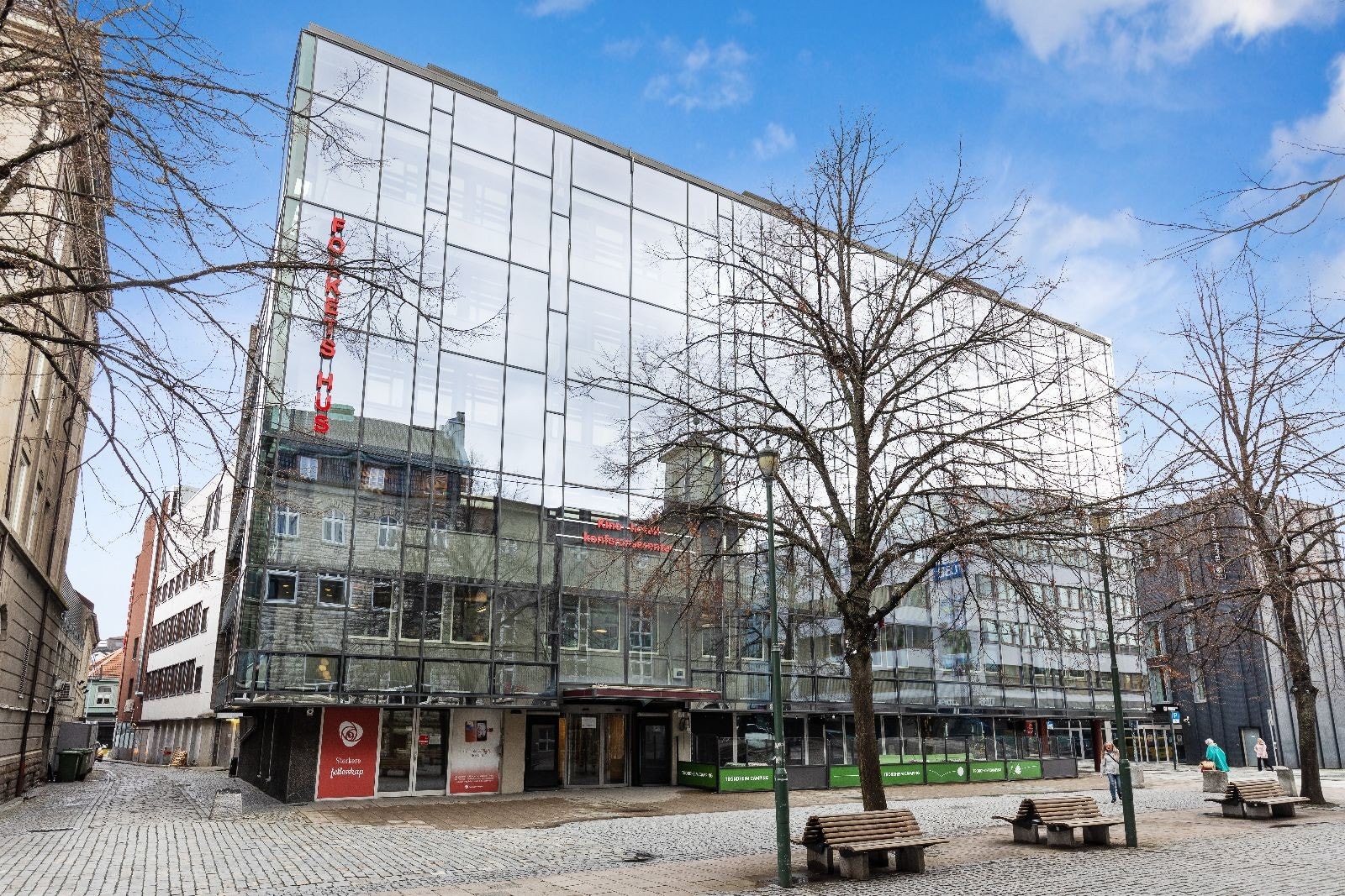 Fasade av Folkets hus- Hyblene ligger i 5 og 6 etasje Galleribilde