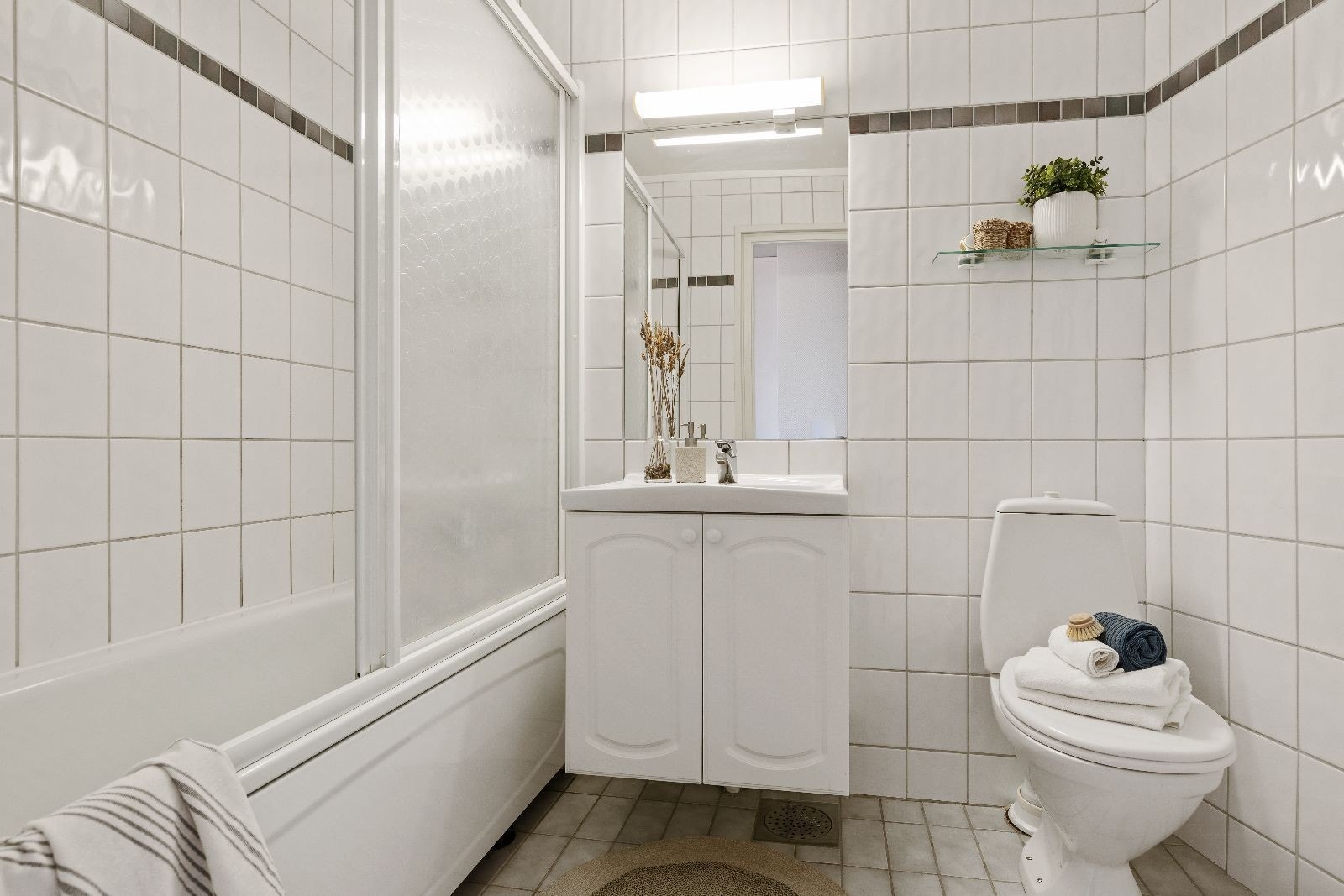 Alle bad har fliser på gulv-og vegger Galleribilde