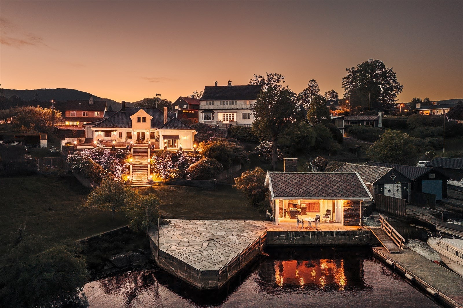 - Enebolig, garasje, badehus, kai og flytebrygge - Galleribilde