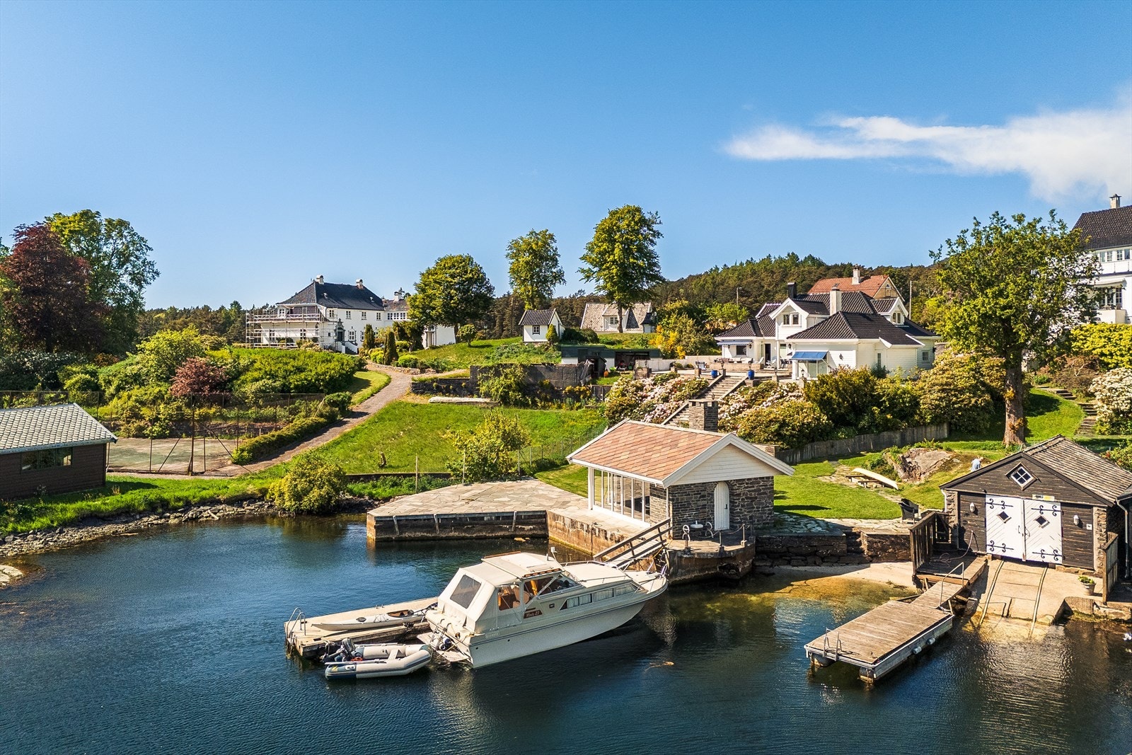 Å ankomme denne praktfulle eiendommen med båt gir en helt unik gjesteopplevelse. Galleribilde