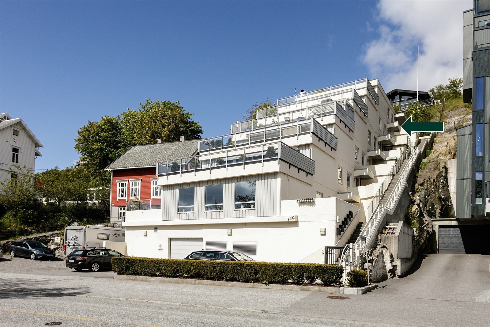 Fasade av blokken sett fra Borgundvegen med adkomst via trapper på østsiden av blokken Galleribilde
